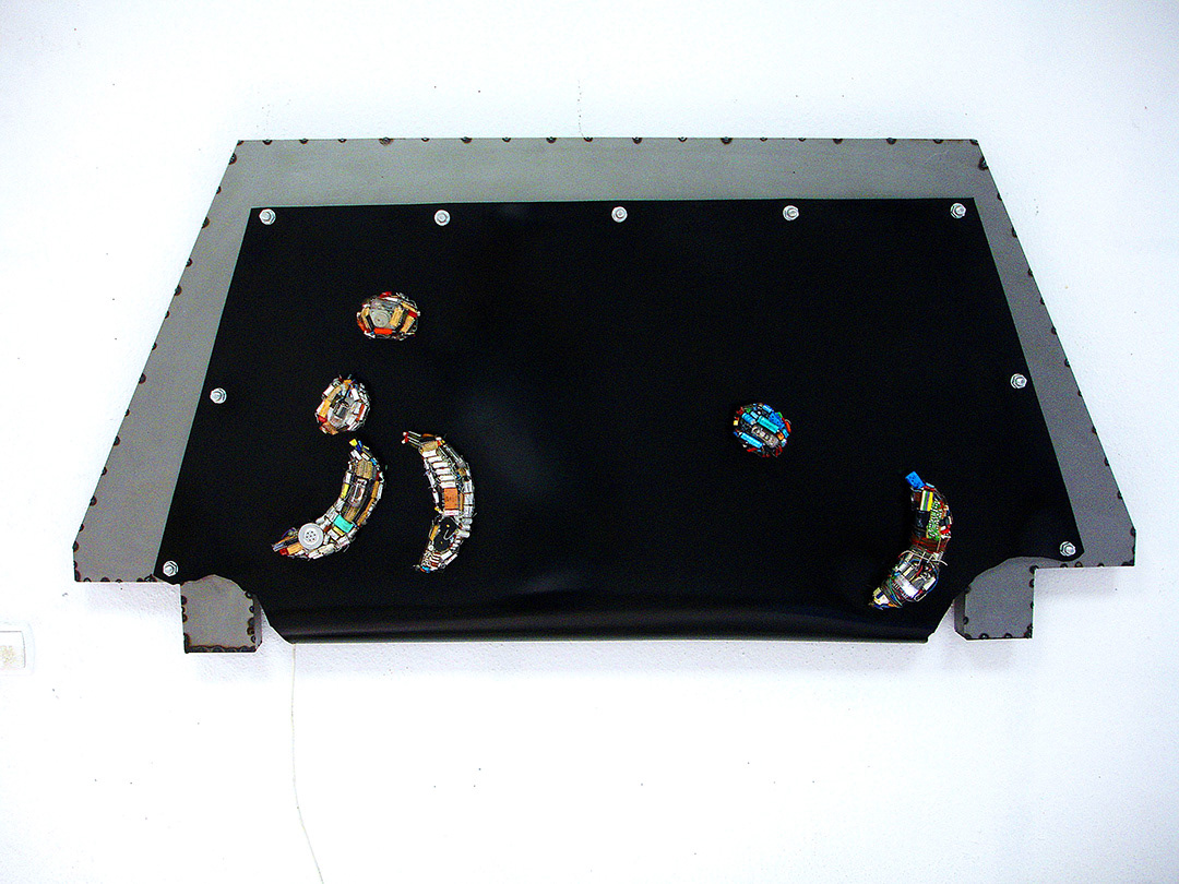 Marcin BERDYSZAK, “Glut in der Asche”, 2006, Light & Sound Object Installation, 150 x 70 x 12 cm