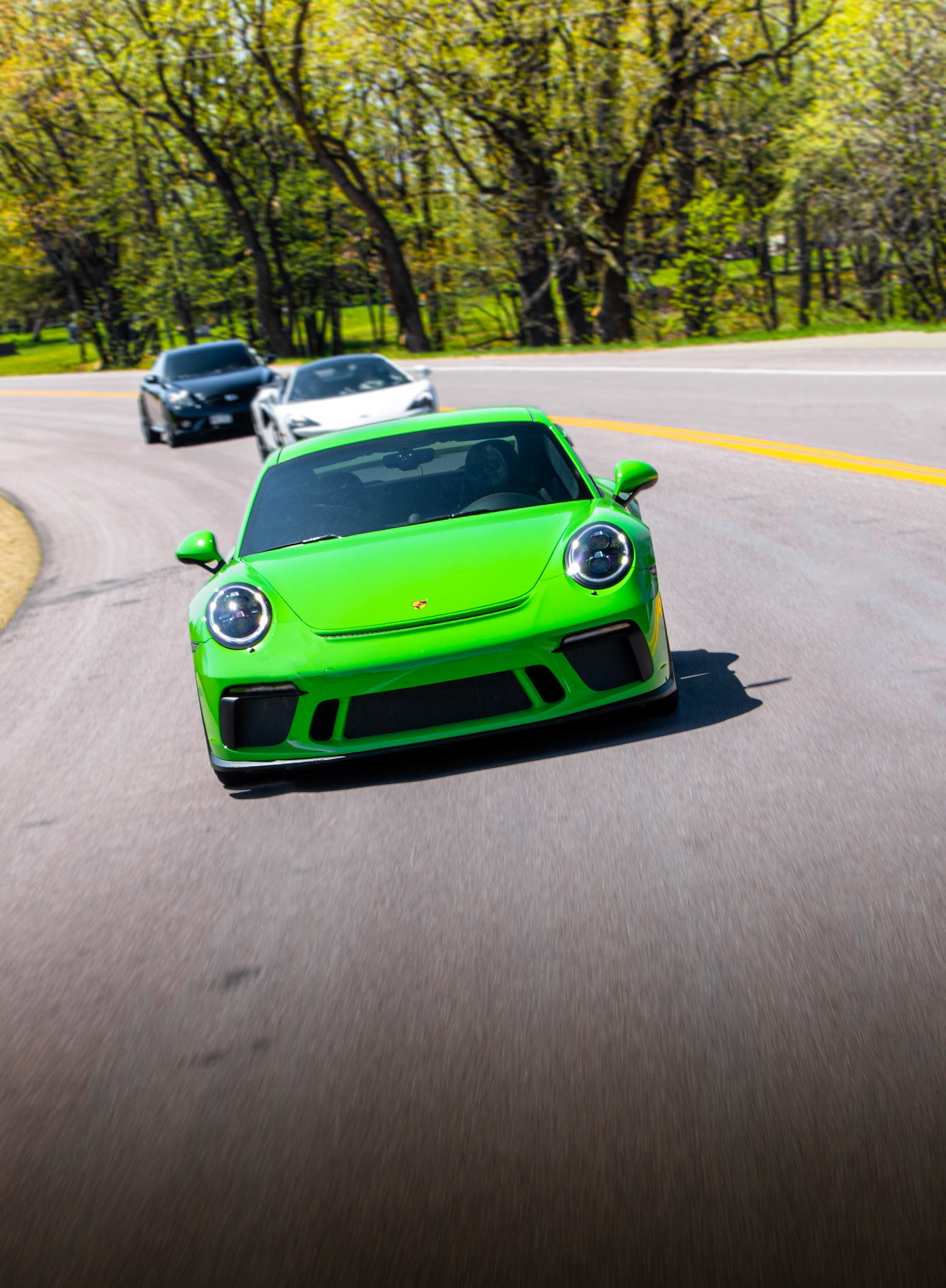 Gelbgrün Porsche GT3 Leading the group