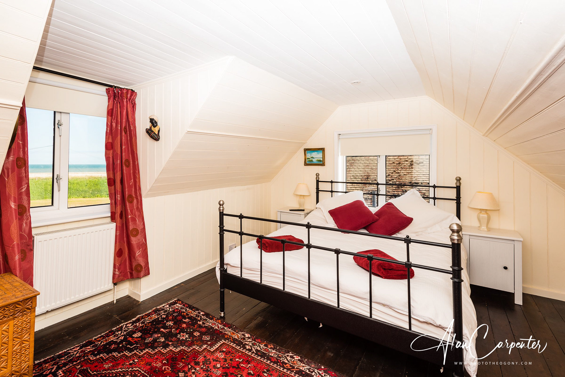 Cosy attic retreat with sea views and a touch of red warmth