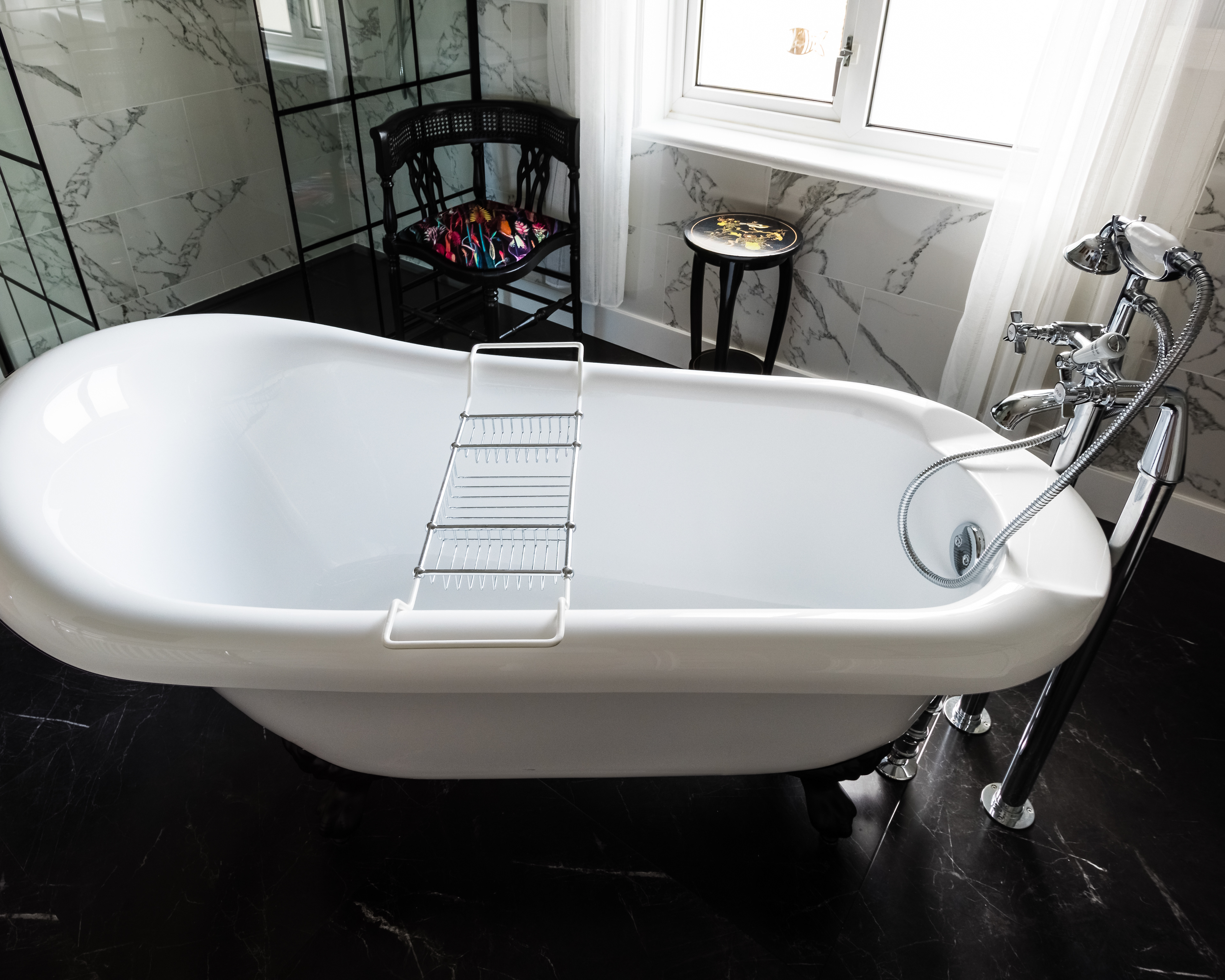 Freestanding slipper bath