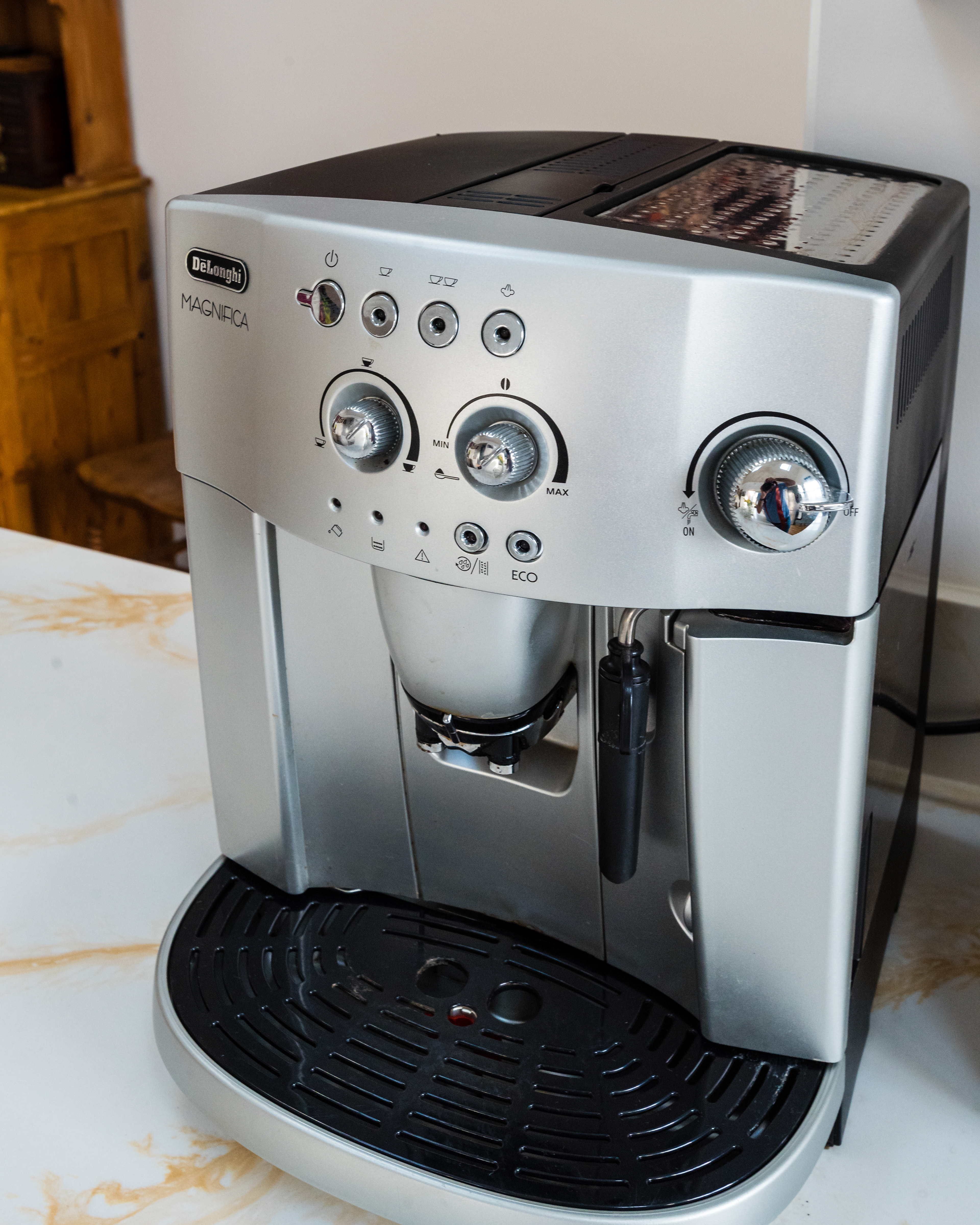 Bean to cup coffee machine