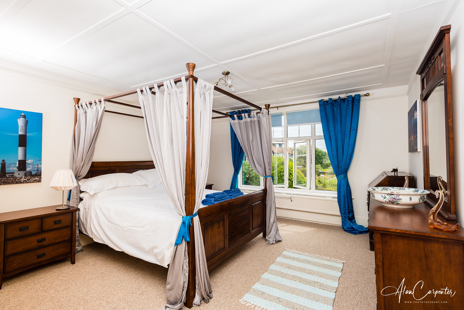 Wake up to sunshine and sea air in this beautifully bright four-poster room