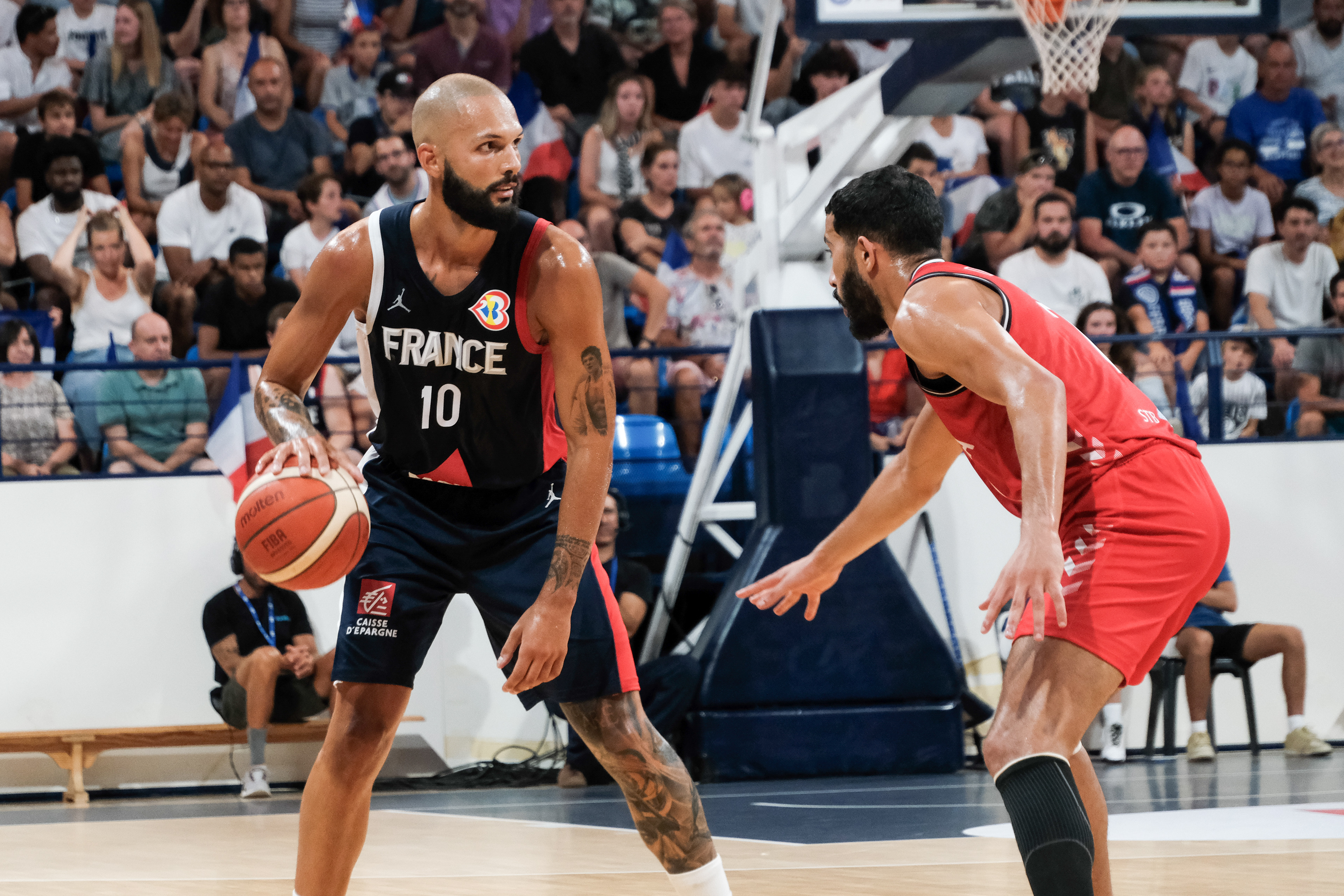 Match opposant l'équipe de France de basket à la Tunisie