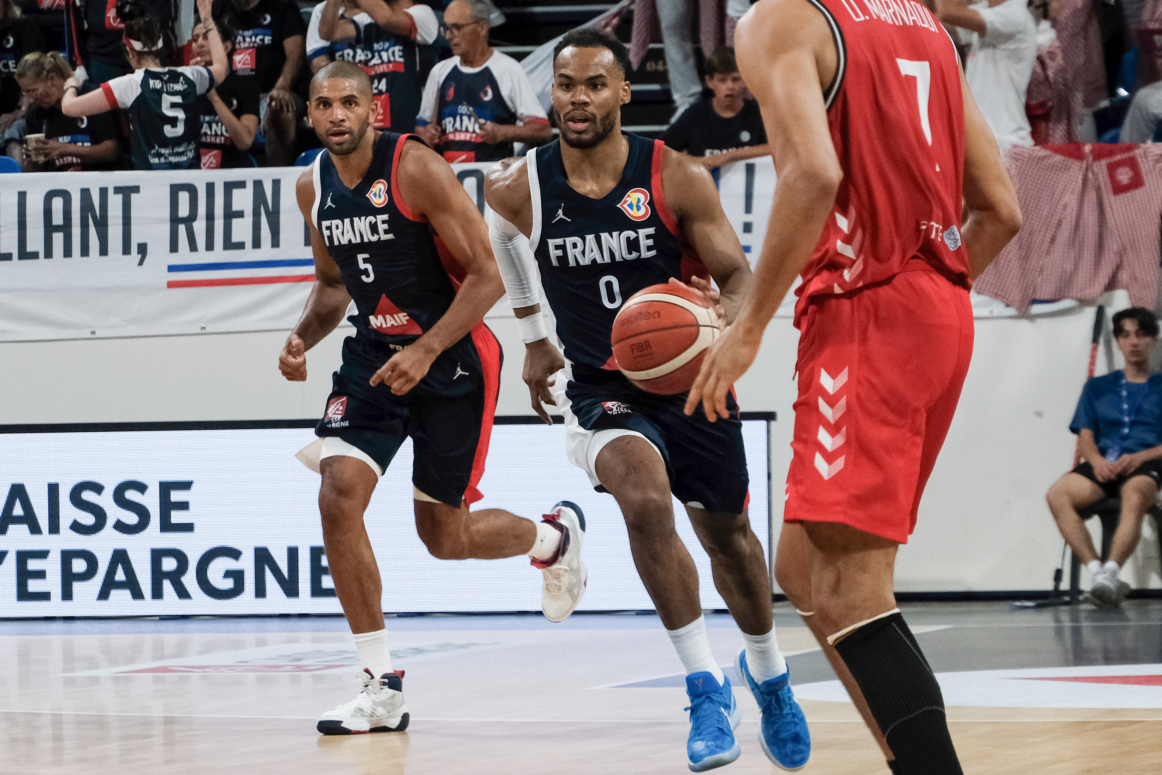 Match opposant l'équipe de France de basket à la Tunisie