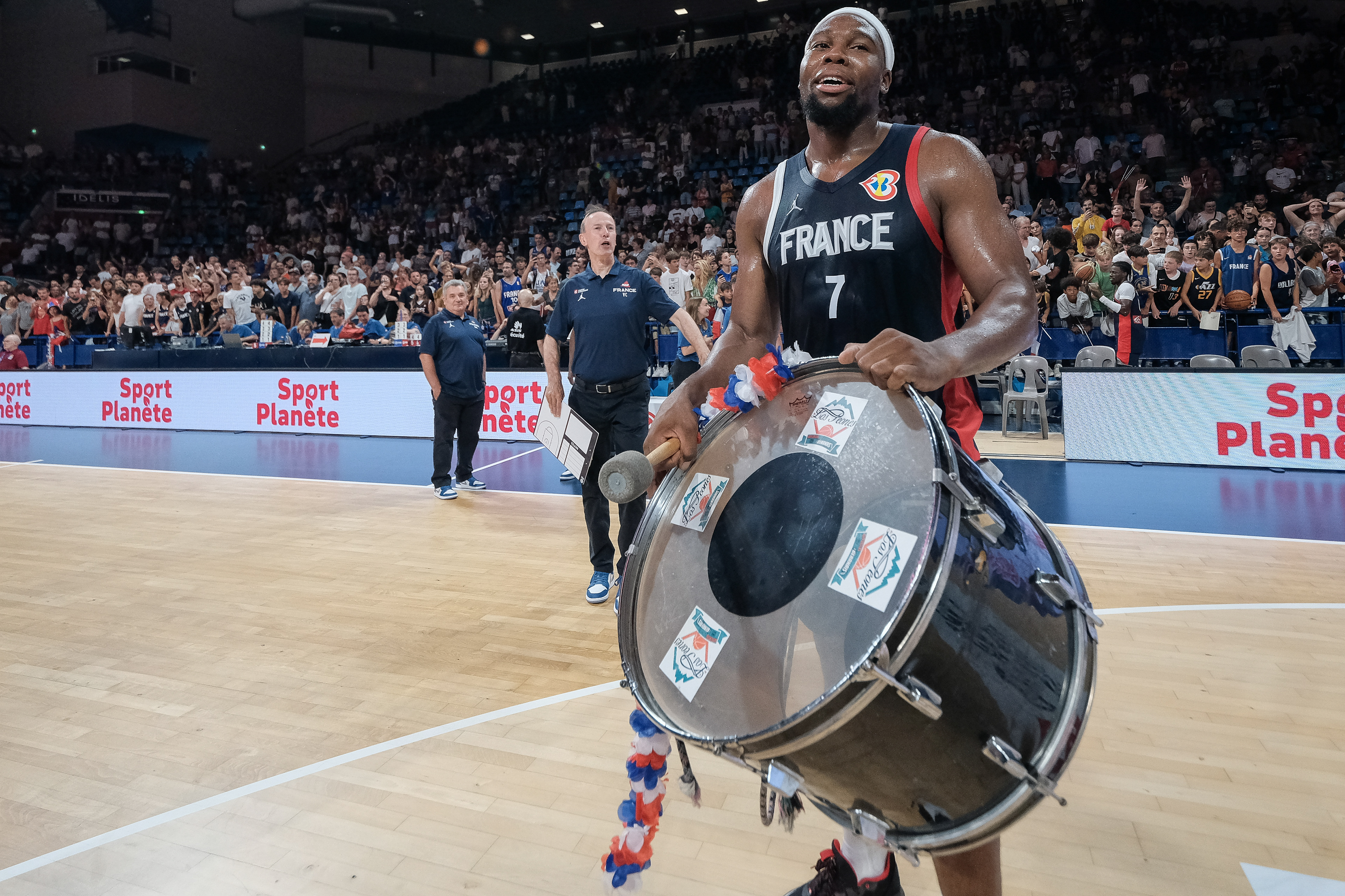 Match opposant l'équipe de France de basket à la Tunisie