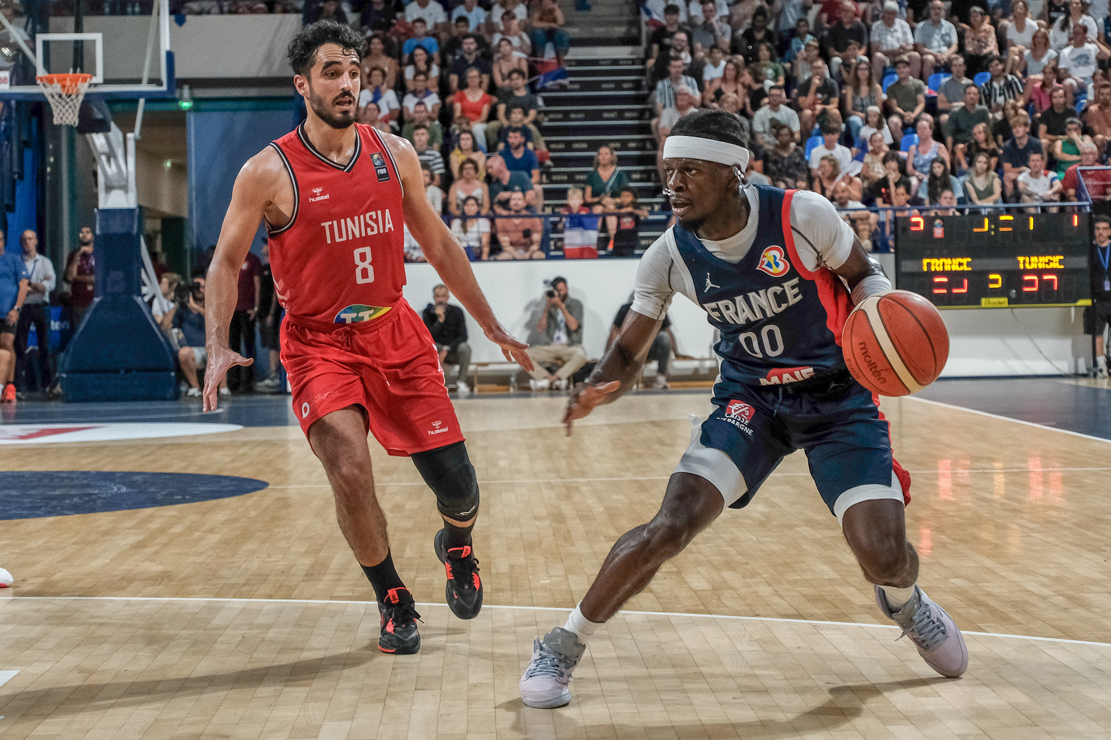 Match opposant l'équipe de France de basket à la Tunisie