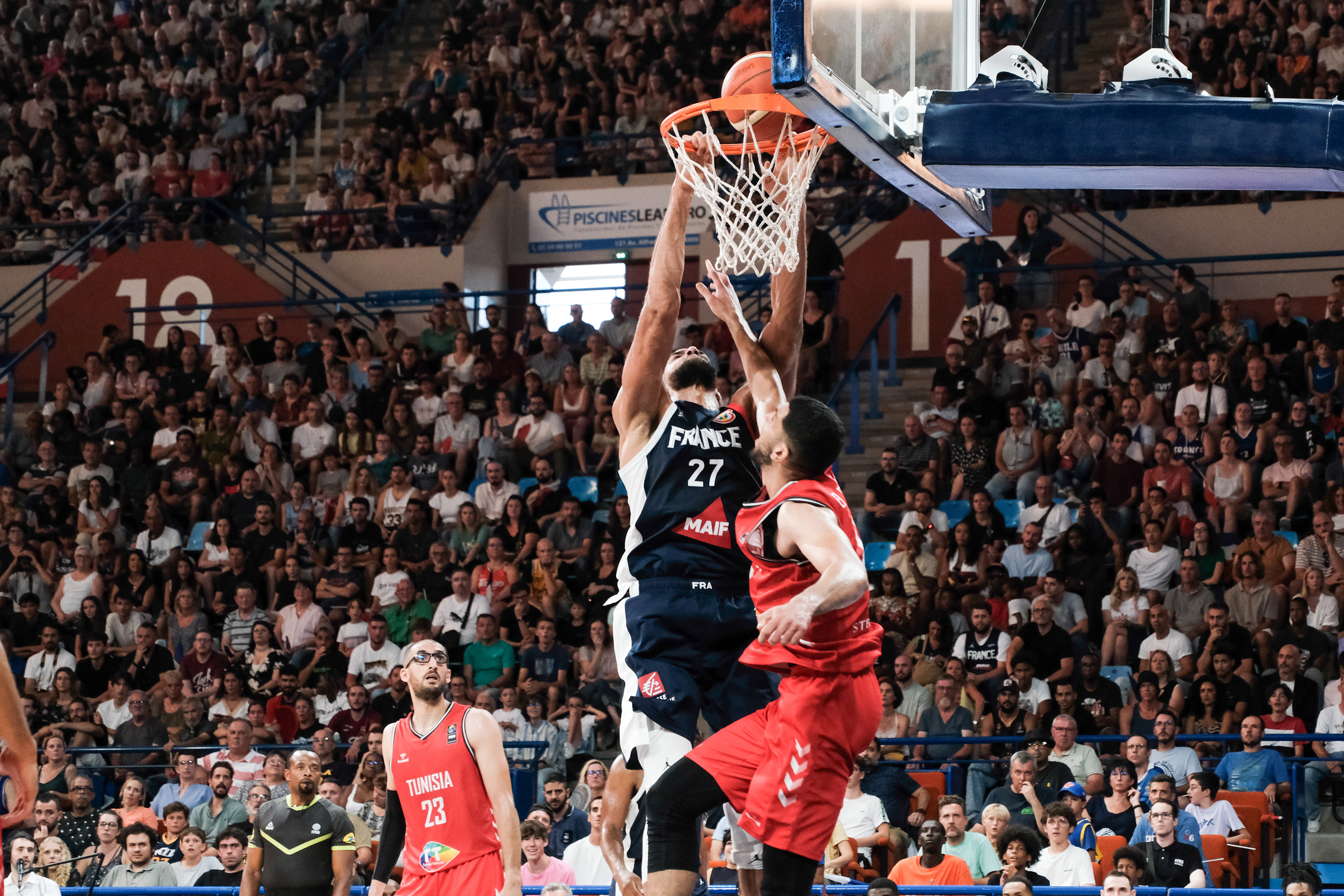 Match opposant l'équipe de France de basket à la Tunisie