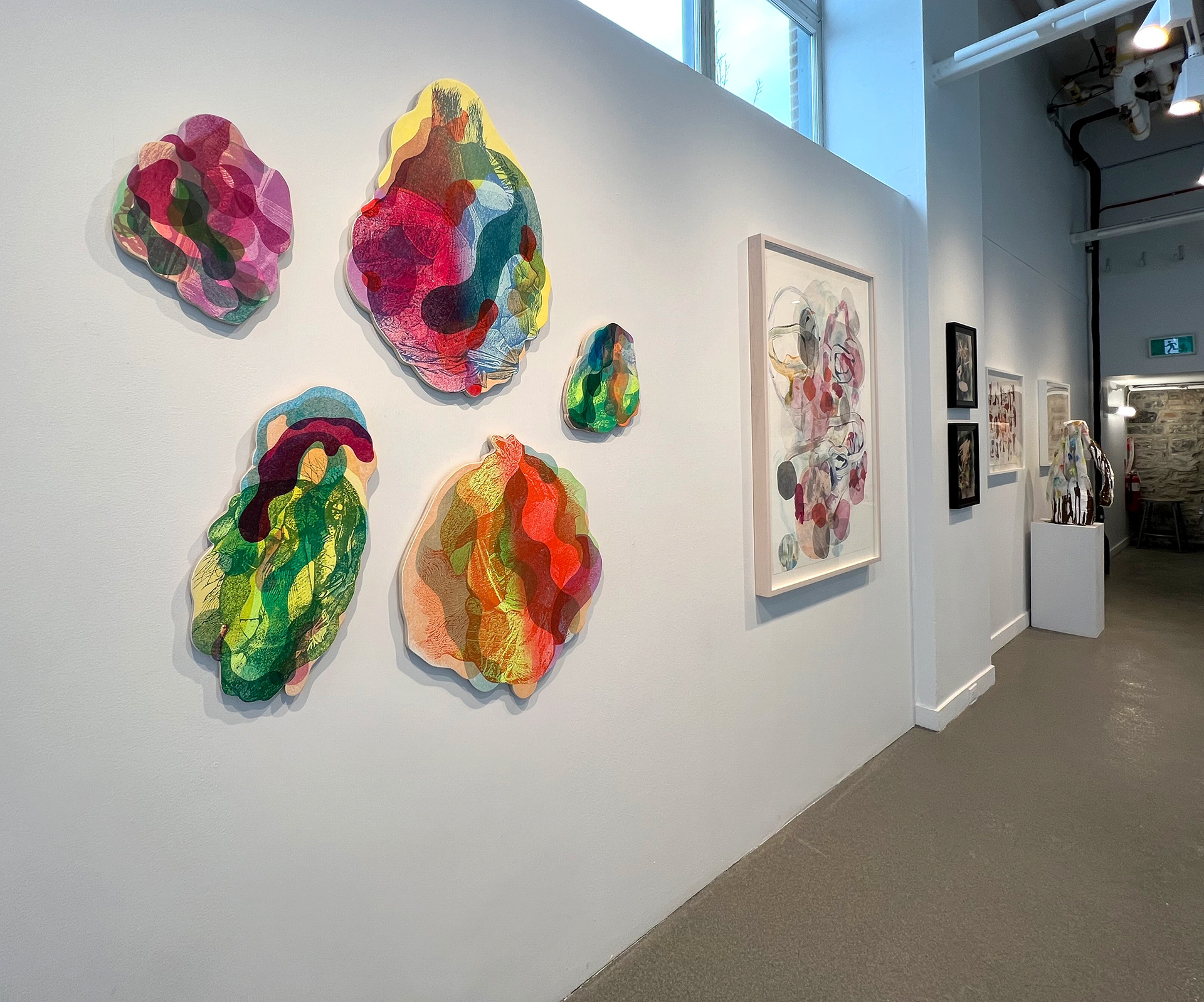 Vue de l'exposition «Célébrations», Engramme, Québec, 2022, Oeuvres de Marianne Chevalier, Tania Girard Savoie, Marie-Claude Drolet et Serge Murphy