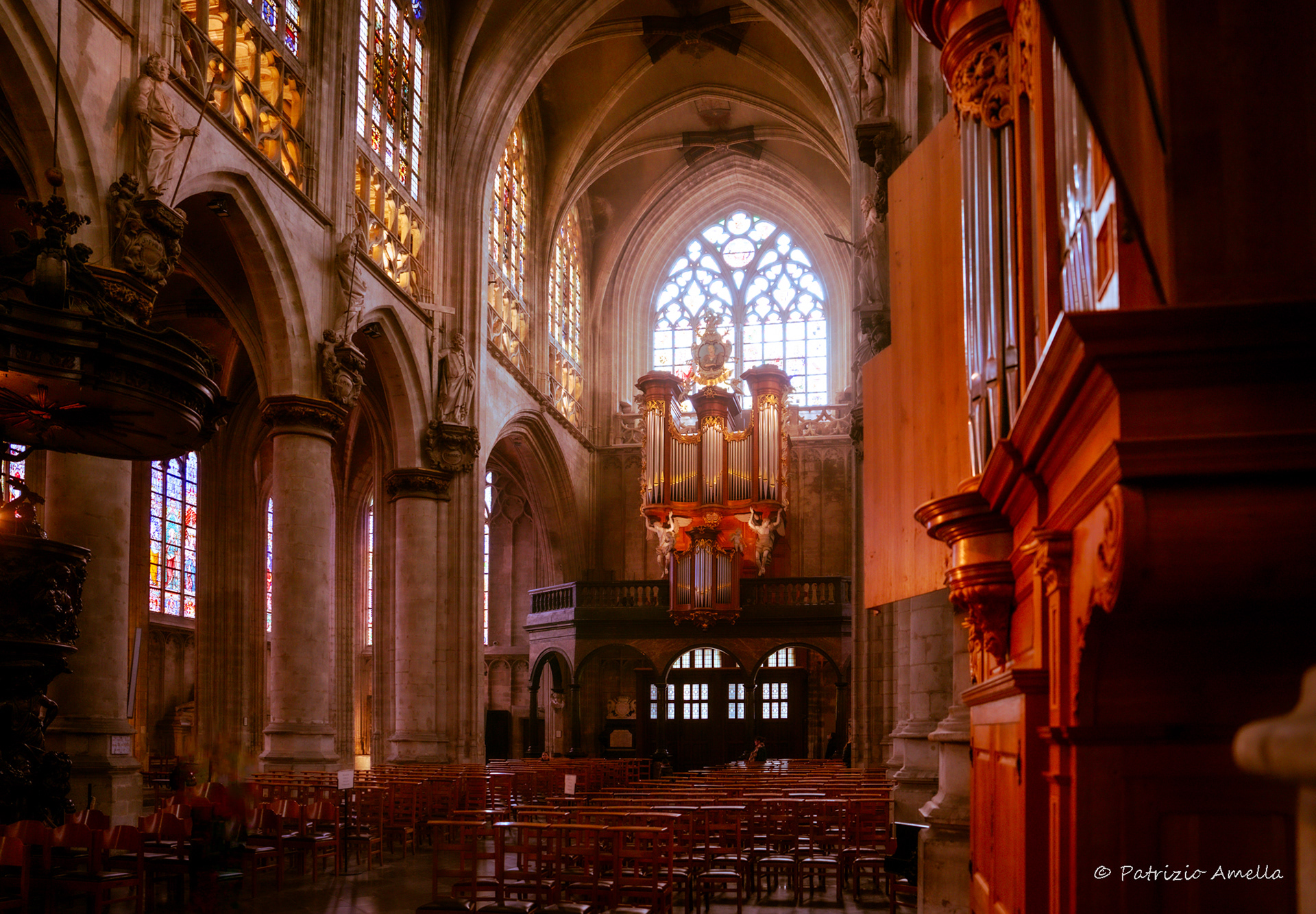 Warm embrace | Église Notre-Dame du Sablon - Bruxelles