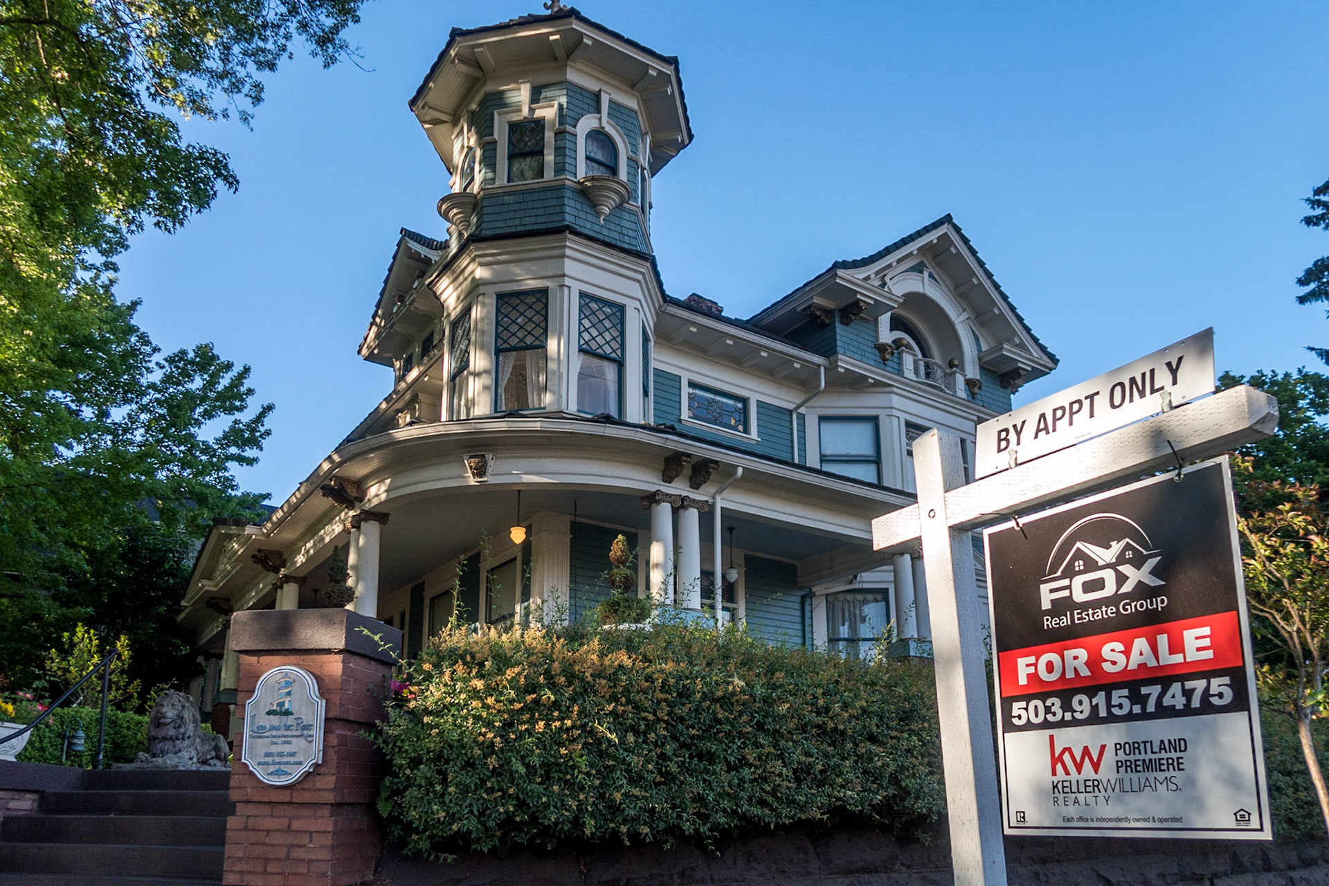 https://expo.oregonlive.com/life-and-culture/g66l-2019/04/db77c422eb8443/ready-for-paying-guests-iconic-irvington-victorian-bb-for-sale-at-2-million-photos-.html