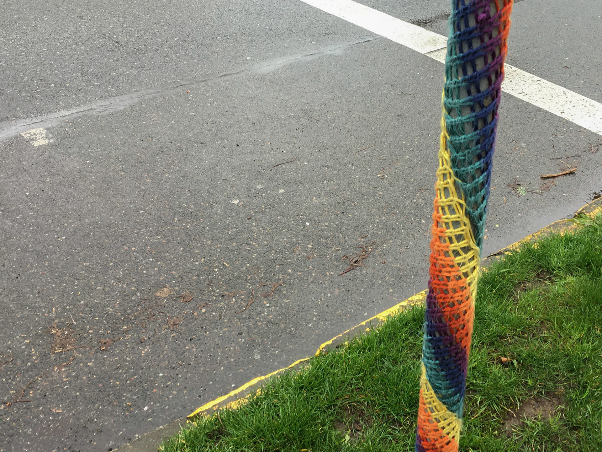 Ref: en.wikipedia.org/wiki/Yarn_bombing