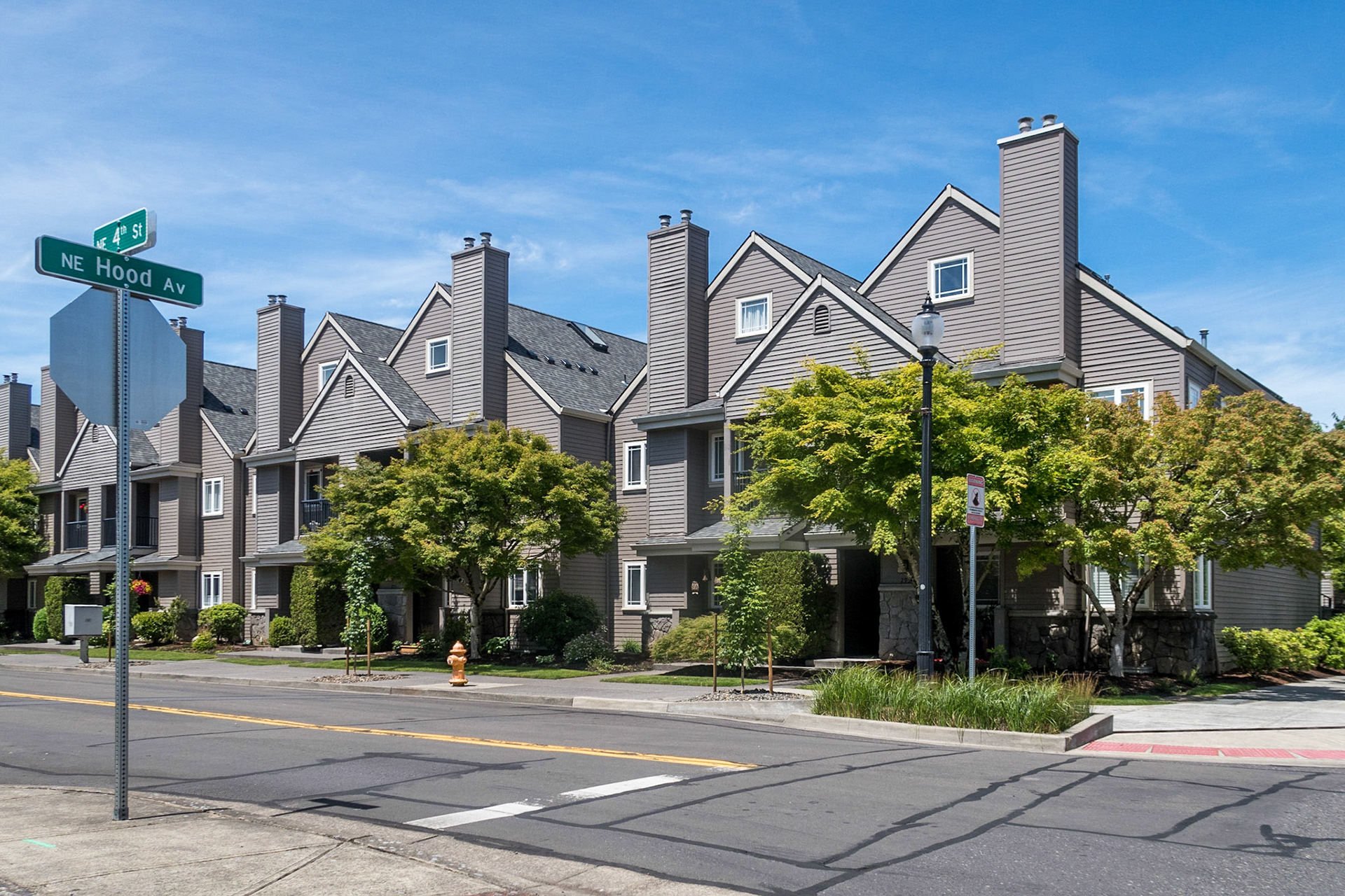 NE 4th St / NE Hood Av