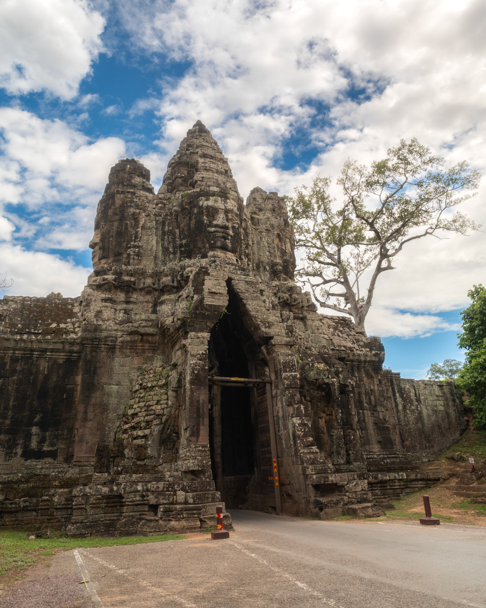 Tonle Om Gate