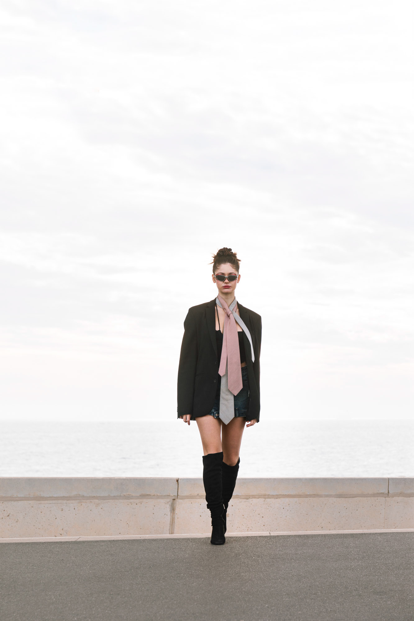 Blazer: EMILIO TUCCI Top: DIESEL Skirt: CALVIN KLEIN Tie: FLORENTINO Shoes: BOSANOVA Sunglasses: JULBO