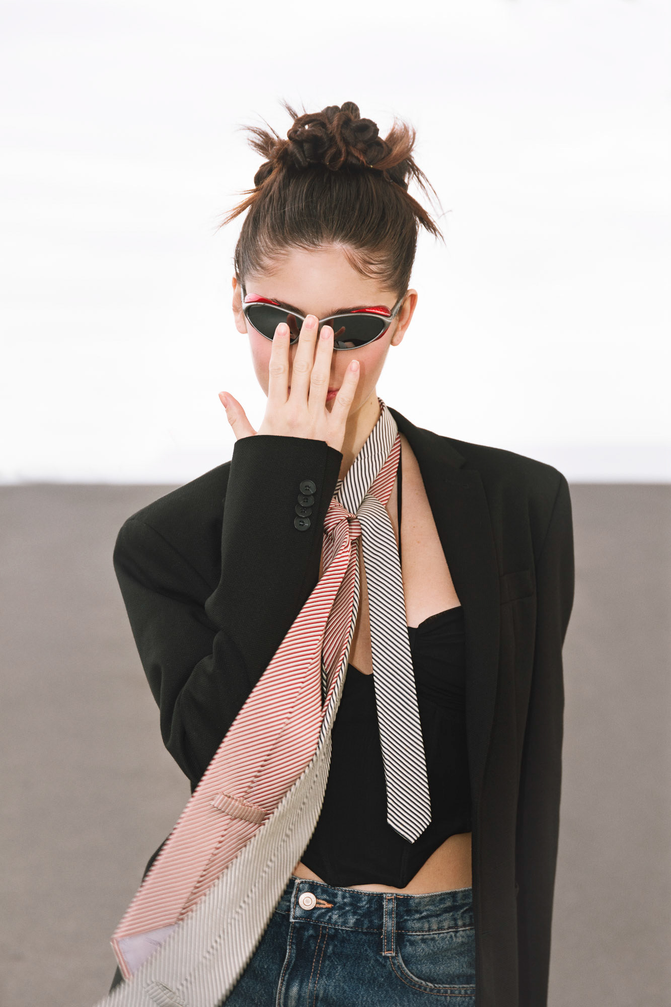 Blazer: EMILIO TUCCI Top: DIESEL Skirt: CALVIN KLEIN Tie: FLORENTINO Shoes: BOSANOVA Sunglasses: JULBO