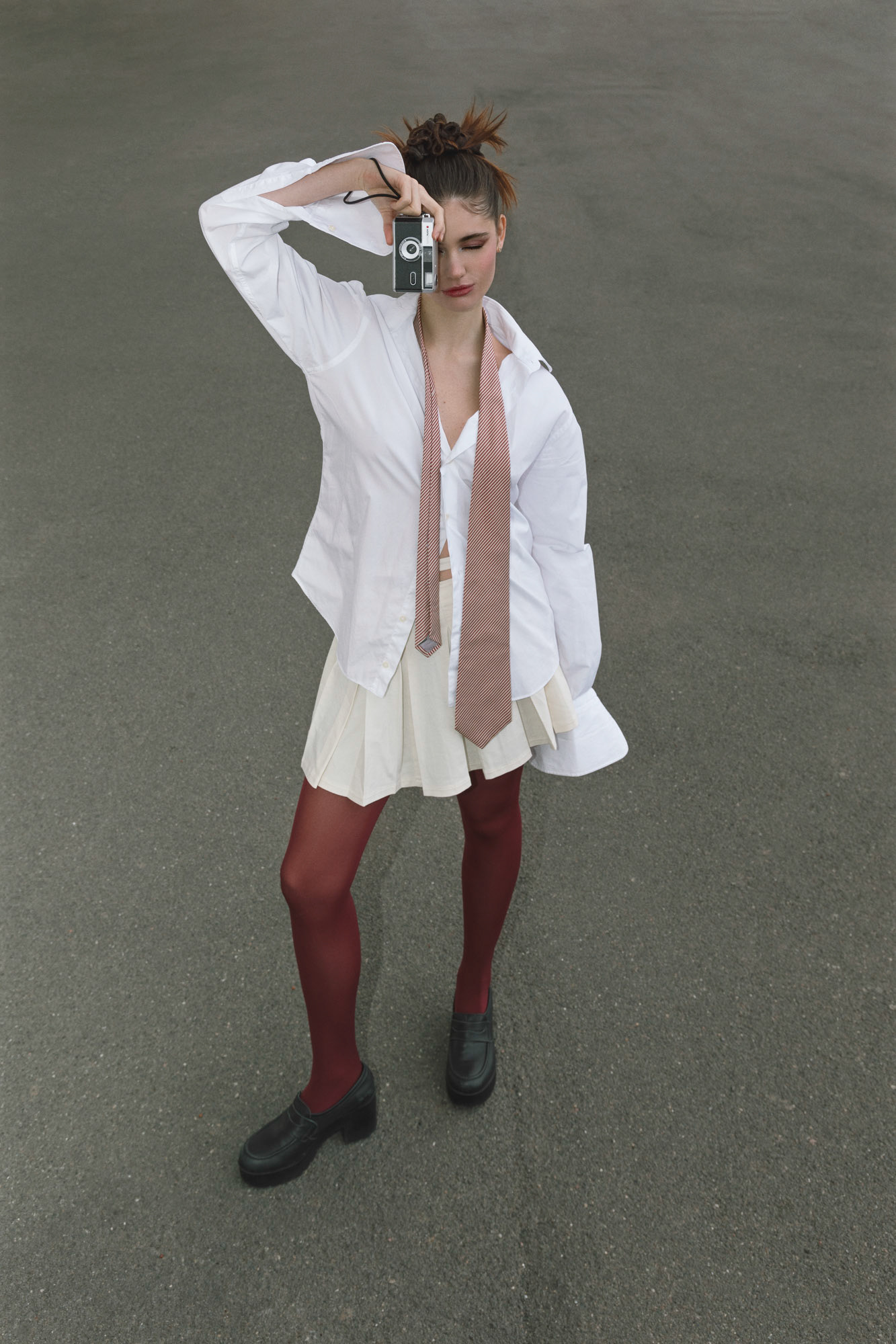 Skirt: URBAN OUTFITTERS Shirt: MASSIMO DUTTI. Tie: FLORENTINO Tights: HYD