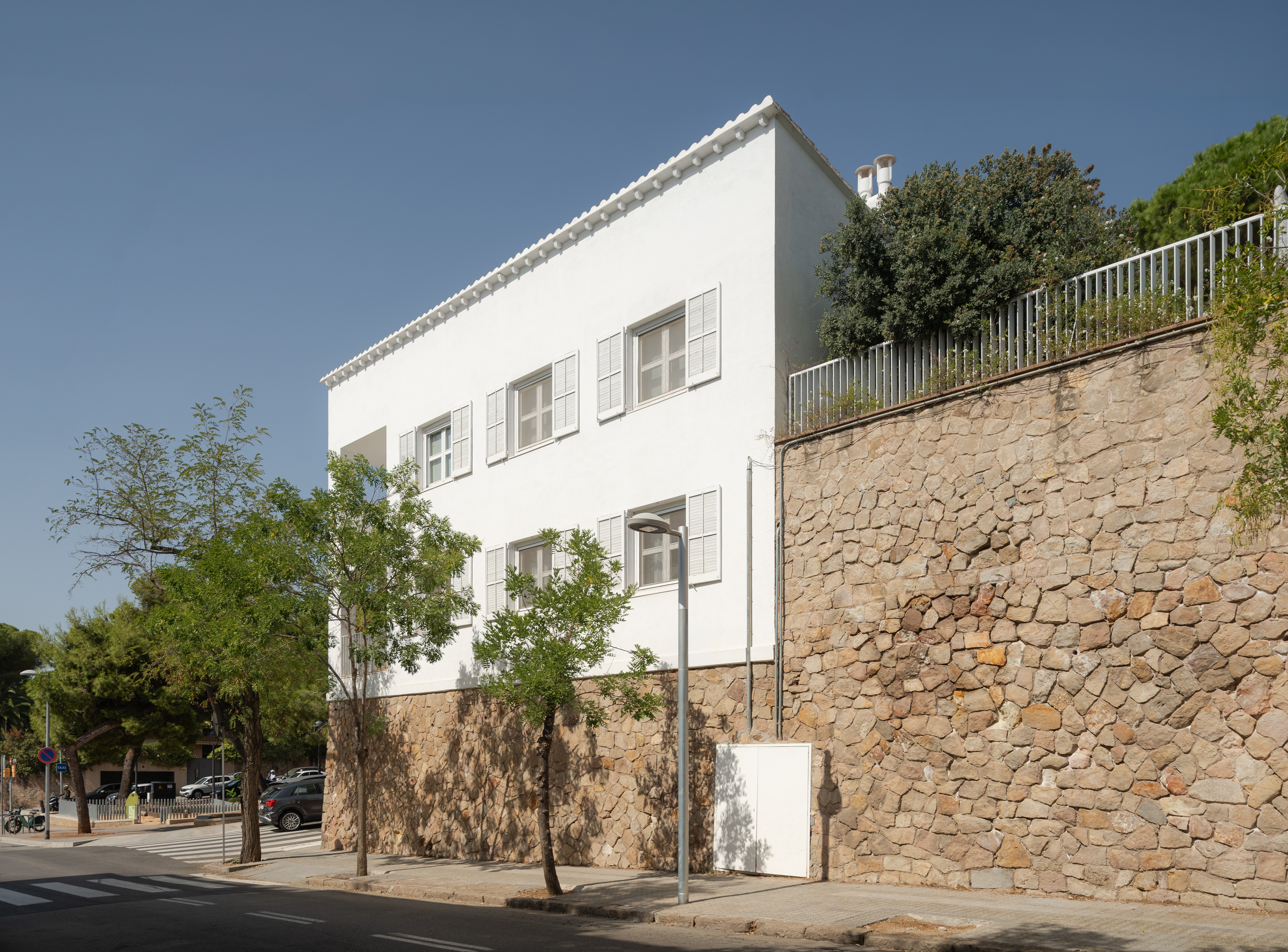 Casa-Estudi Coderch, por el arquitecto , José Antonio Coderch de Sentmenat. fotografia exterior, fachada iluminada,   Sarrià-Sant Gervasi, barcelona