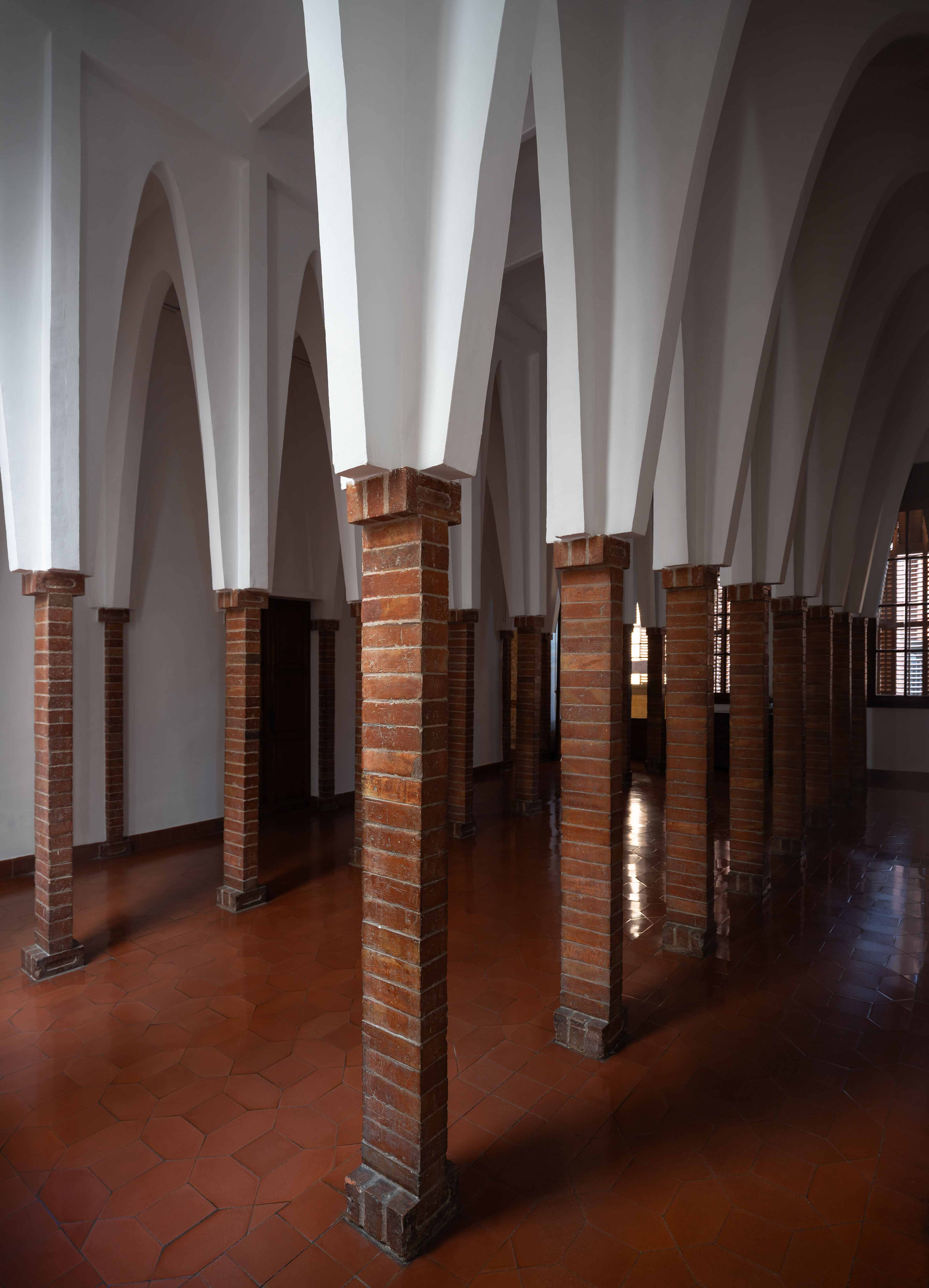 Colegio teresiano de Gaudí, arquitectura interior, manejo de luz, ladrillo, texturas. Barcelona, fotografía de arquitectura por Sofía Omella Rozas  