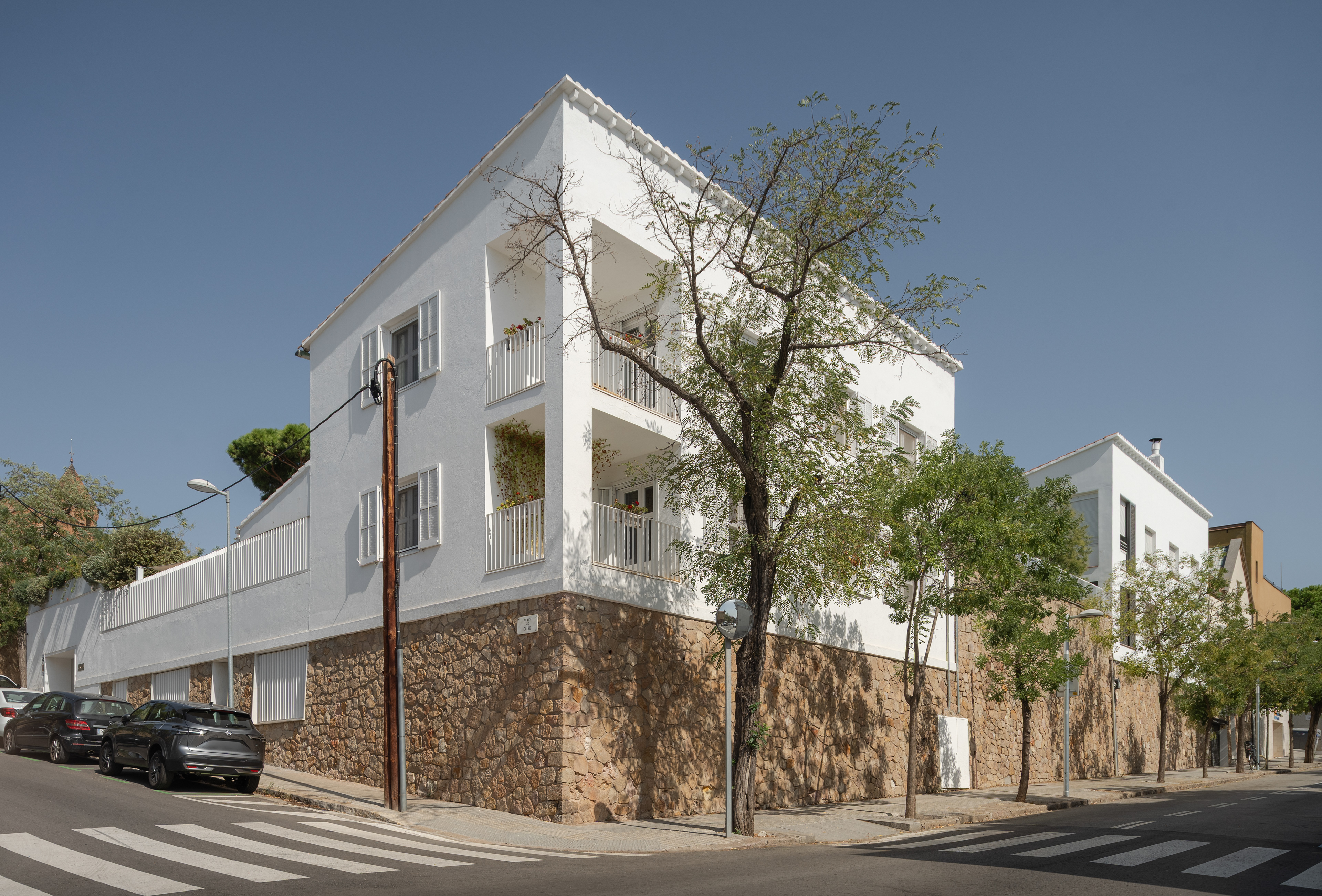 Casa-Estudi Coderch, por el arquitecto , José Antonio Coderch de Sentmenat. fotografia exterior, fachada iluminada,   Sarrià-Sant Gervasi