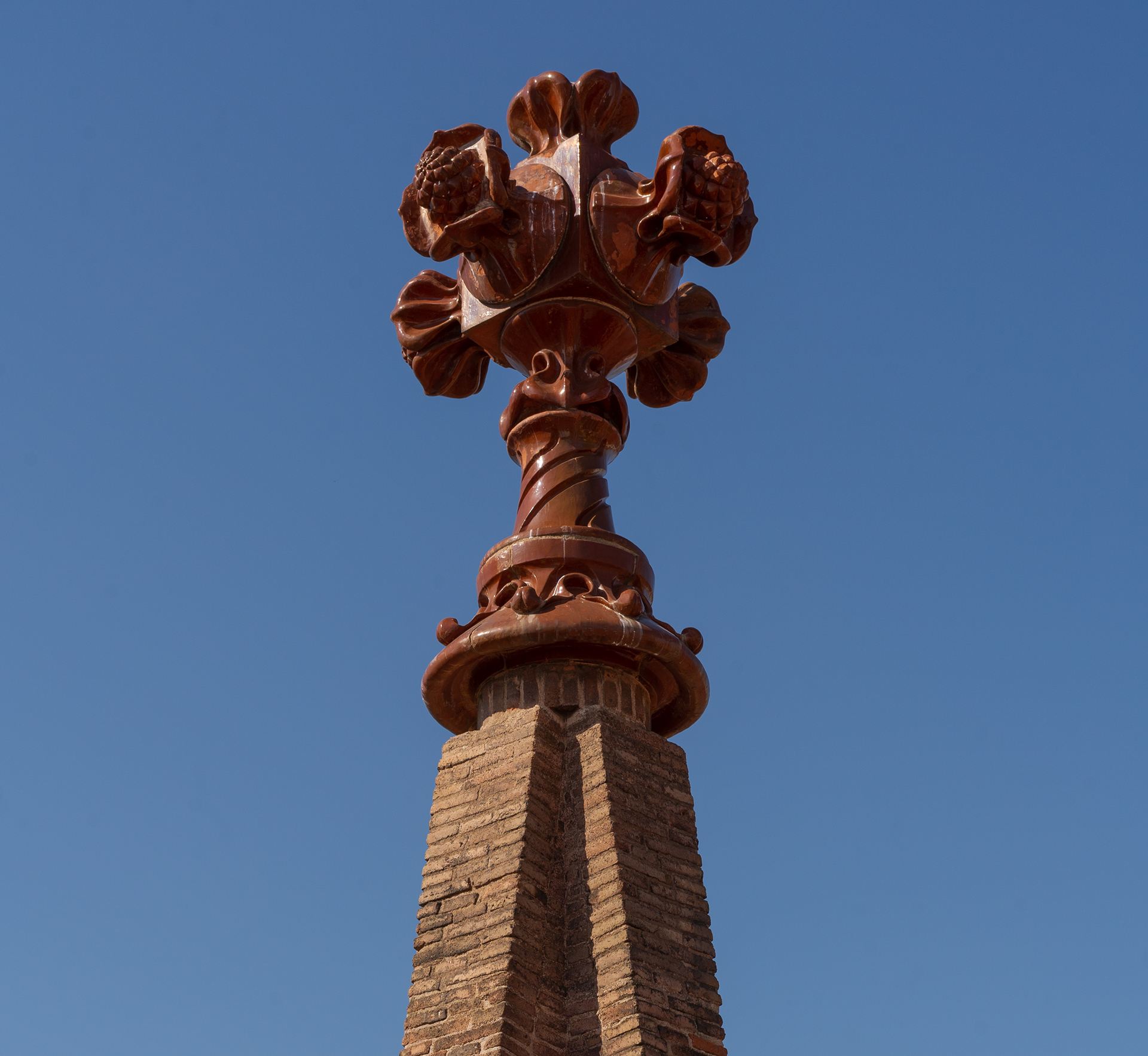 Colegio teresiano de Gaudí, escultura, cruz, ladrillo, texturas. Barcelona, fotografía de arquitectura por Sofía Omella Rozas  