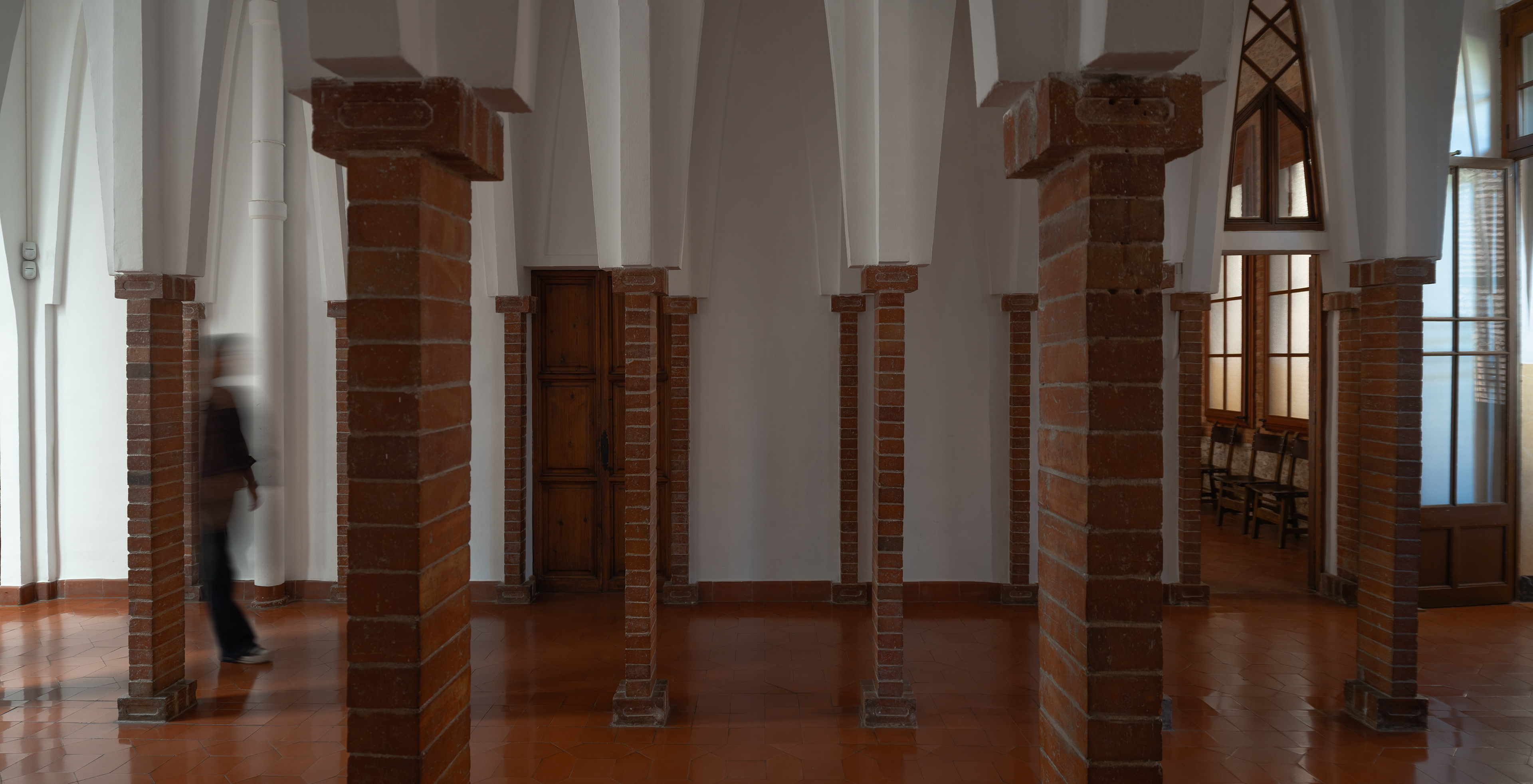 Colegio teresiano de Gaudí, arquitectura interior, manejo de luz, ladrillo, texturas. Barcelona, fotografía de arquitectura por Sofía Omella Rozas  