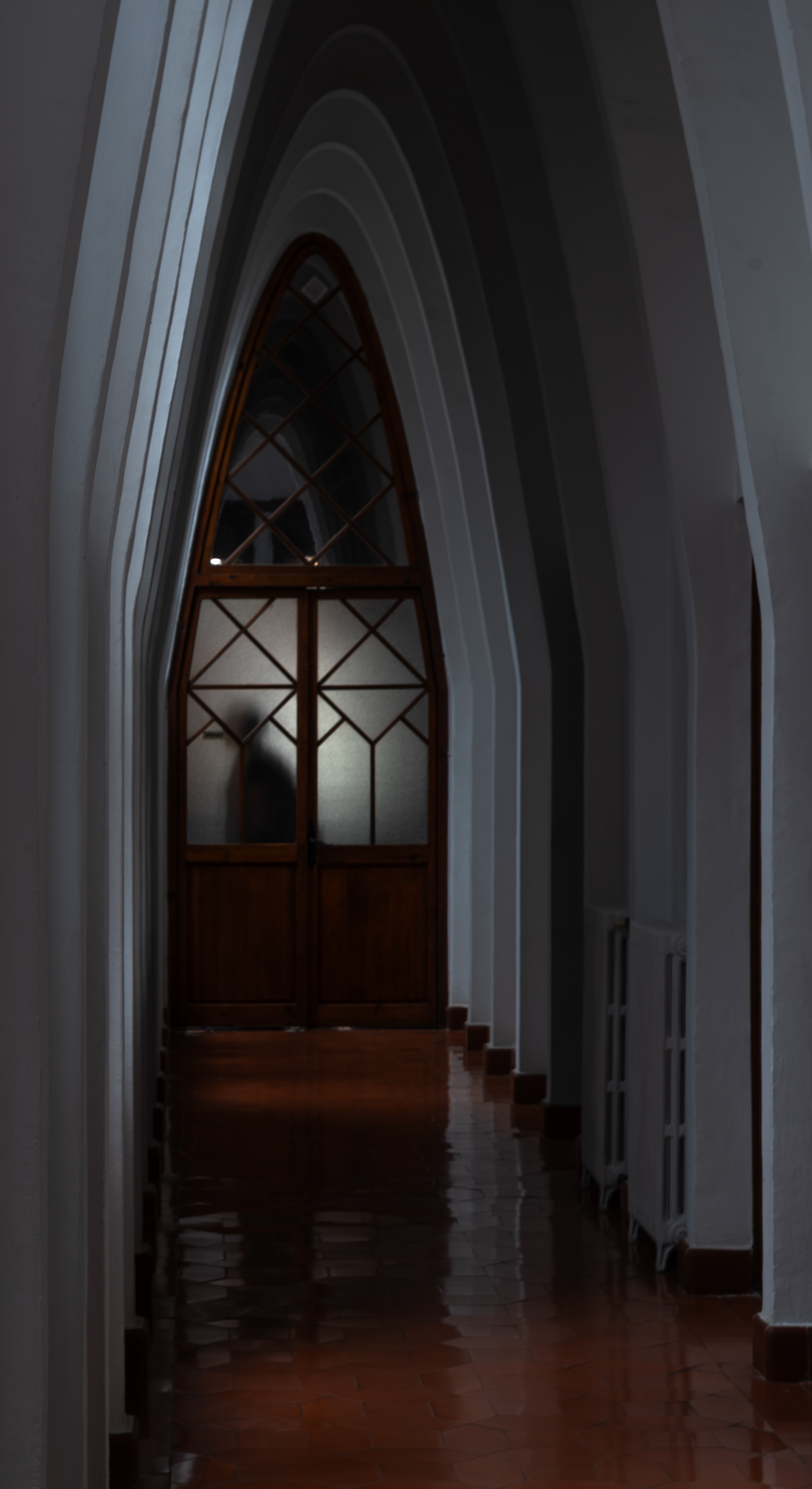 Colegio teresiano de Gaudí, arquitectura interior, luz, sombra y penumbra. Barcelona, fotografía de arquitectura por Sofía Omella Rozas  