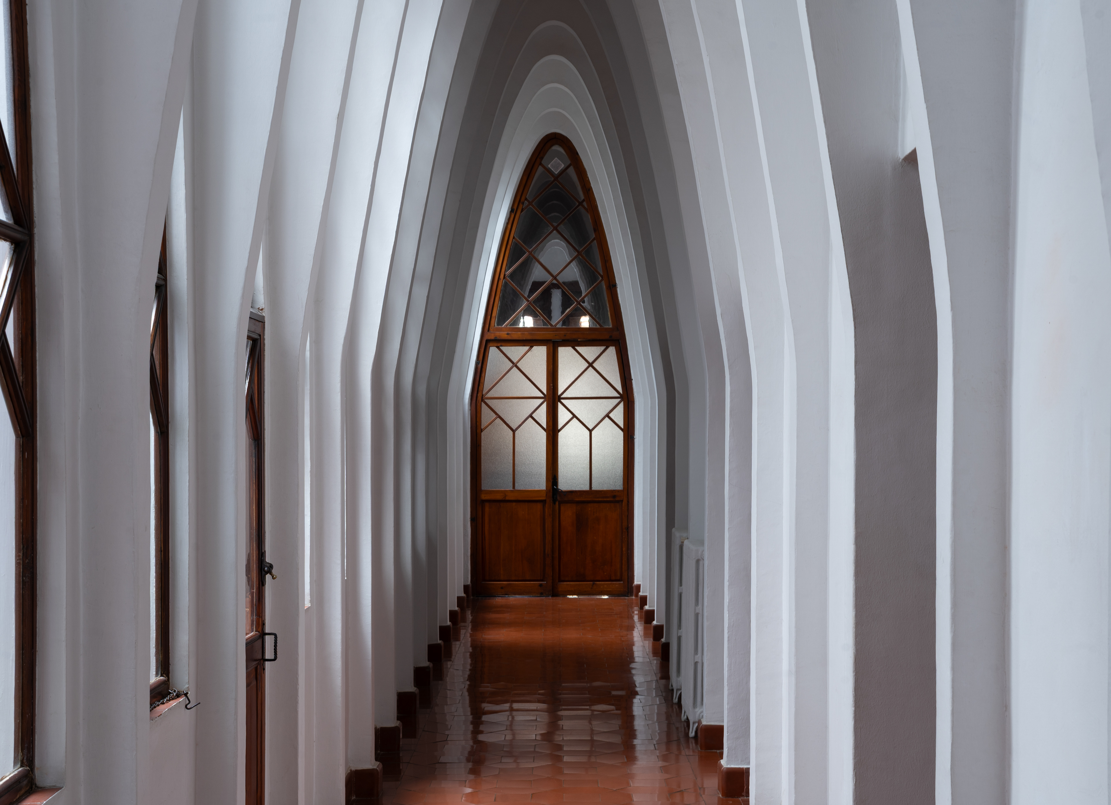 Colegio teresiano de Gaudí, arquitectura interior, manejo de luz, ladrillo, texturas. Barcelona, fotografía de arquitectura por Sofía Omella Rozas  