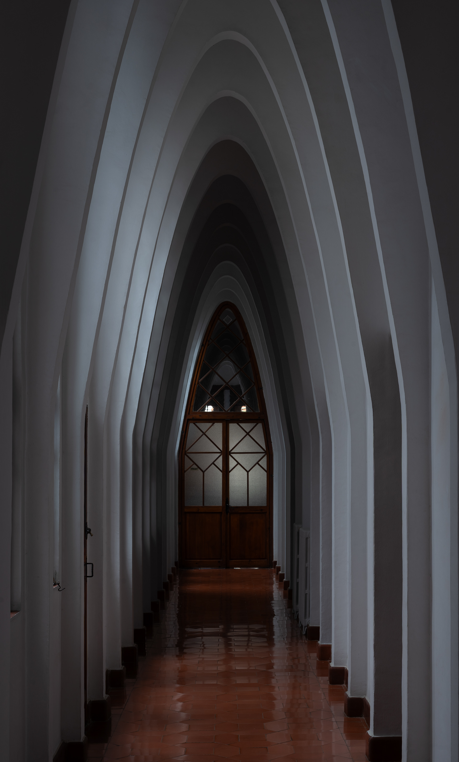 Colegio teresiano de Gaudí, arquitectura interior, luz, sombra y penumbra. Barcelona, fotografía de arquitectura por Sofía Omella Rozas  