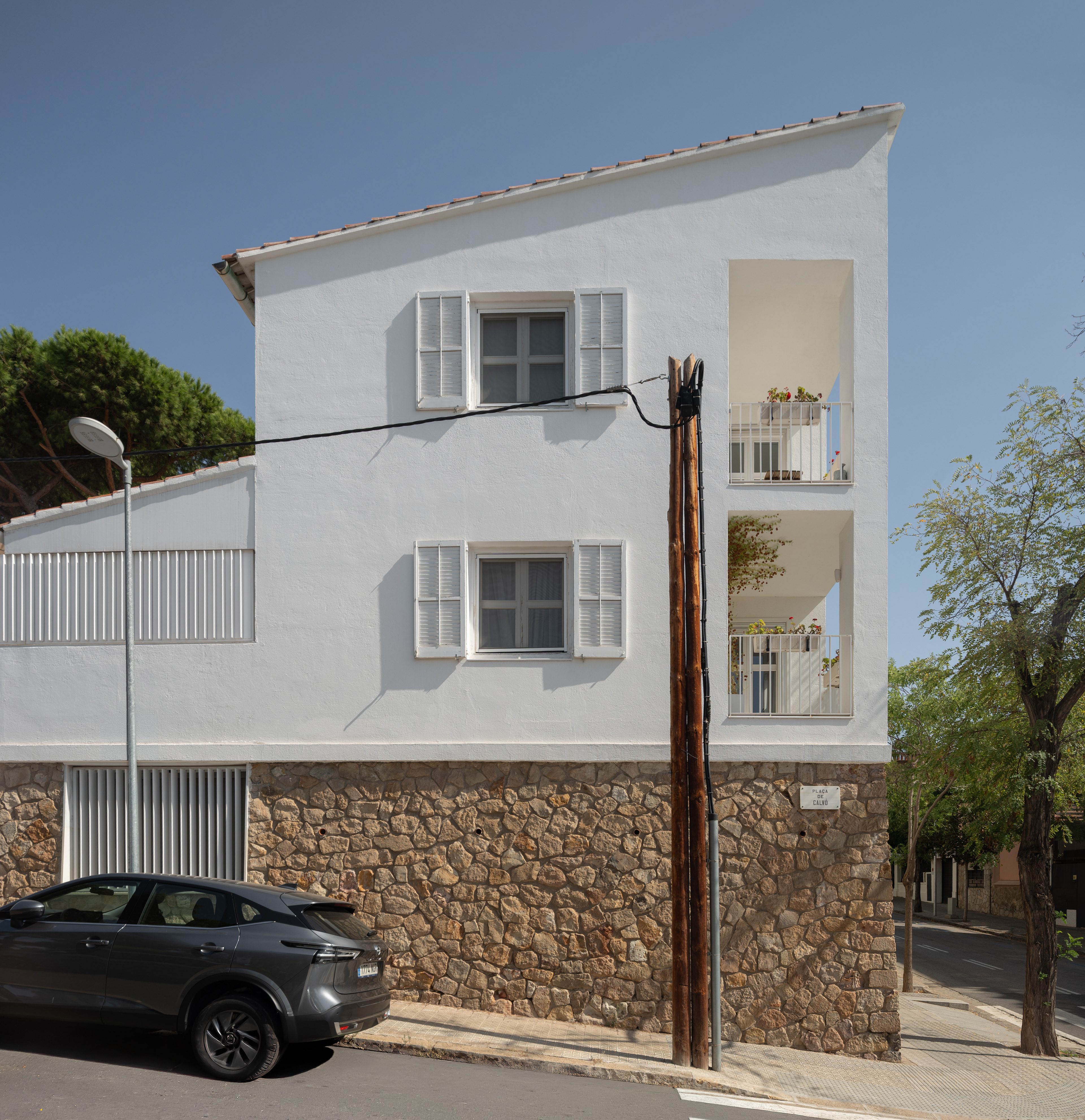 Casa-Estudi Coderch, por el arquitecto , José Antonio Coderch de Sentmenat. fotografia exterior, fachada iluminada,   Sarrià-Sant Gervasi, españa, catalunya