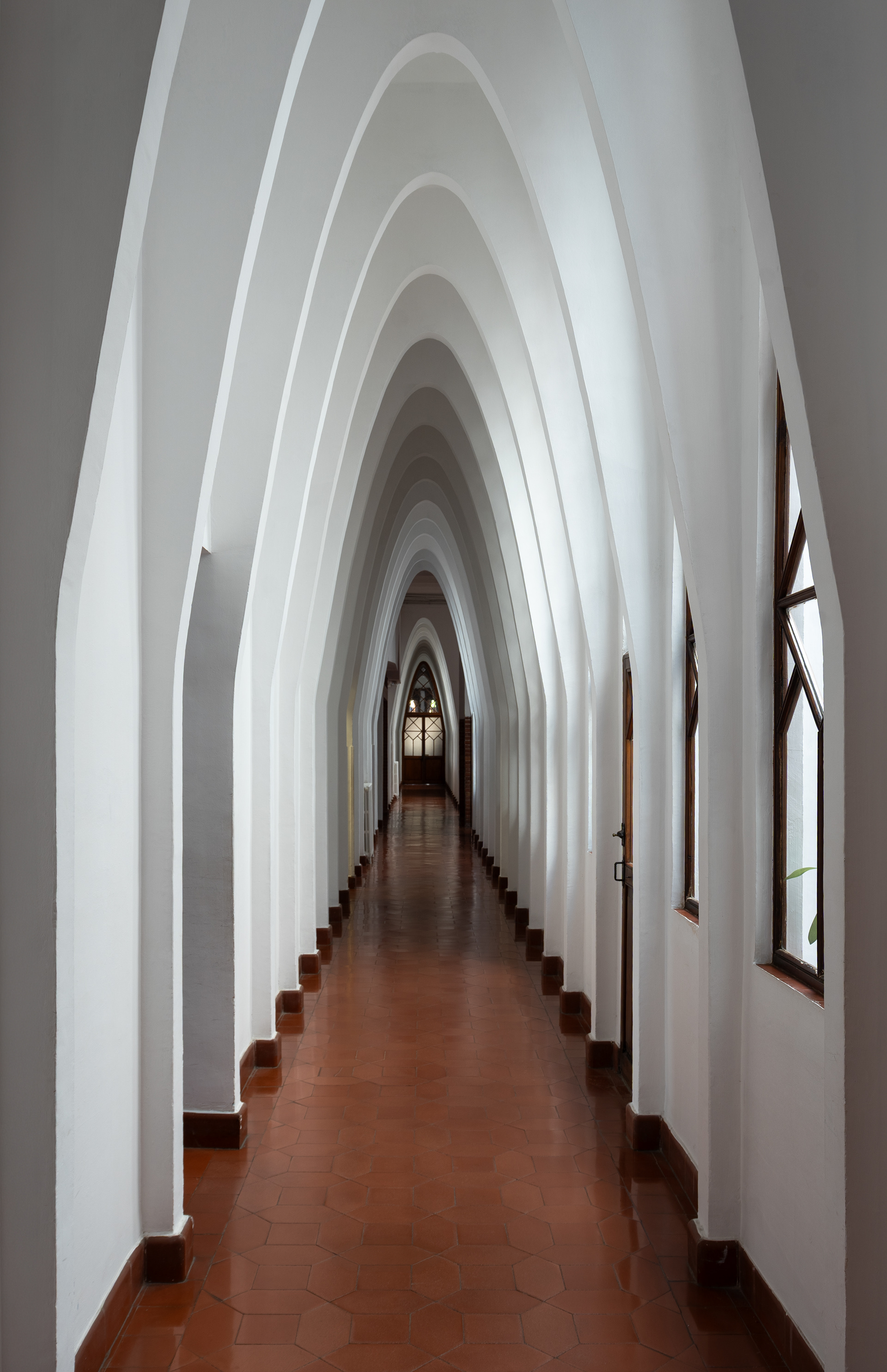 Colegio teresiano de Gaudí, arquitectura interior, pasillo iluminado, bóveda catenaria. Barcelona, fotografía de arquitectura por Sofía Omella Rozas  