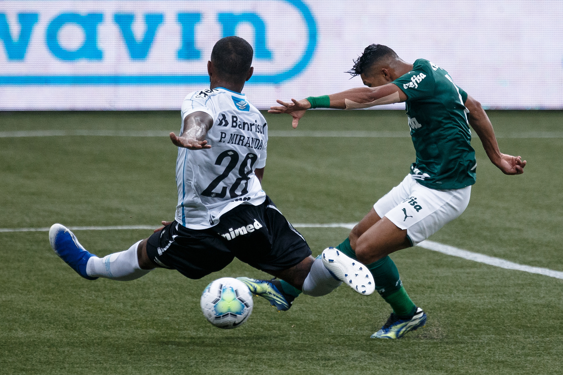 Rony, jogador do Palmeiras, disputa lance com Miranda, jogador do Grêmio, durante final da Copa do Brasil 2020