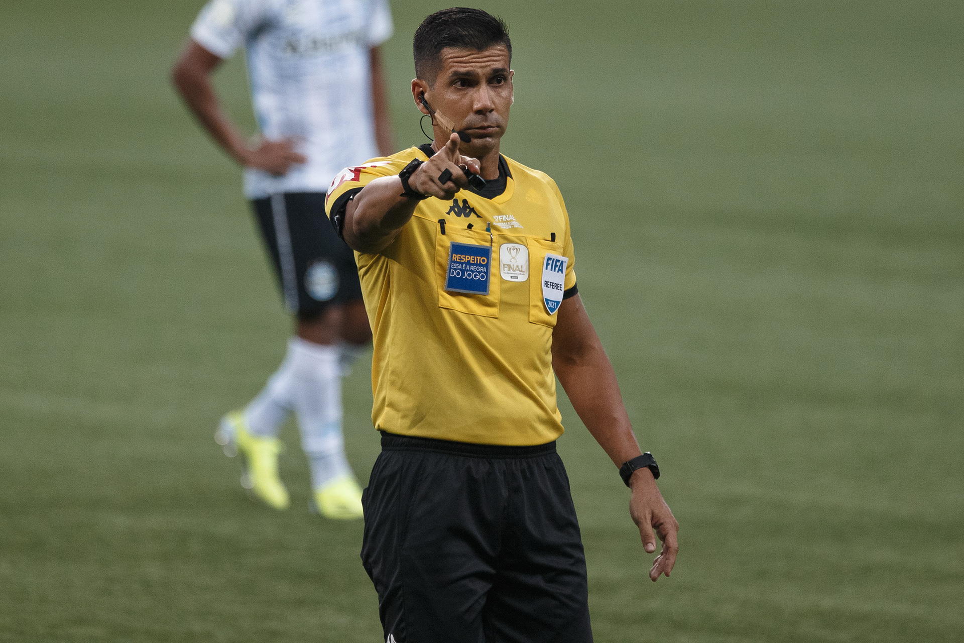 O árbitro Bruno Arleu de Araújo durante partida da final da Copa do Brasil 2020