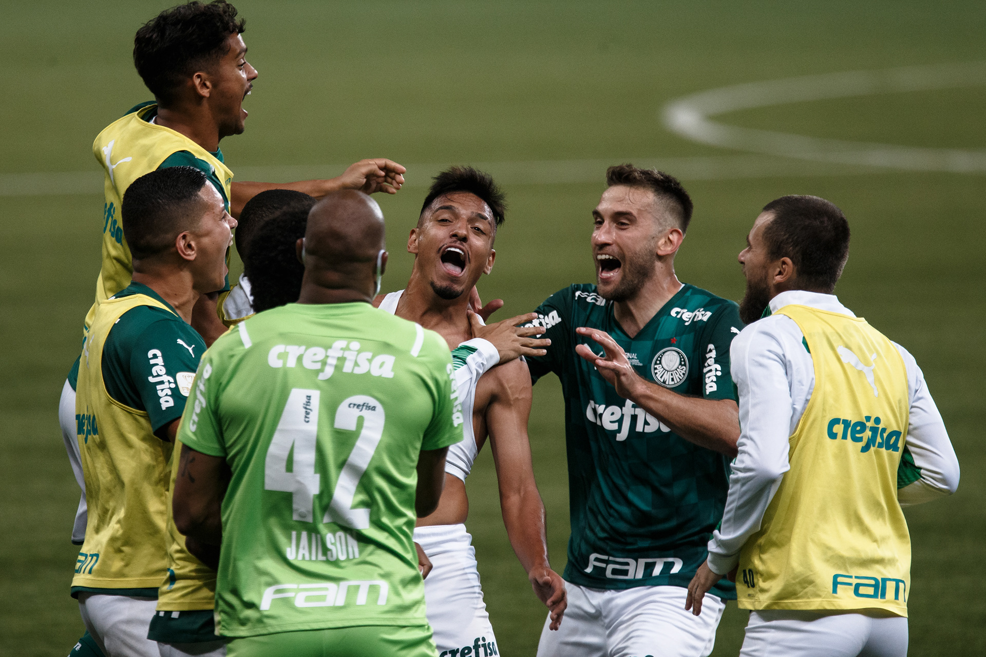 Gabriel Menino, jogador do Palmeiras, comemora seu gol com seus companheiros de equipe durante final da Copa do Brasil 2020