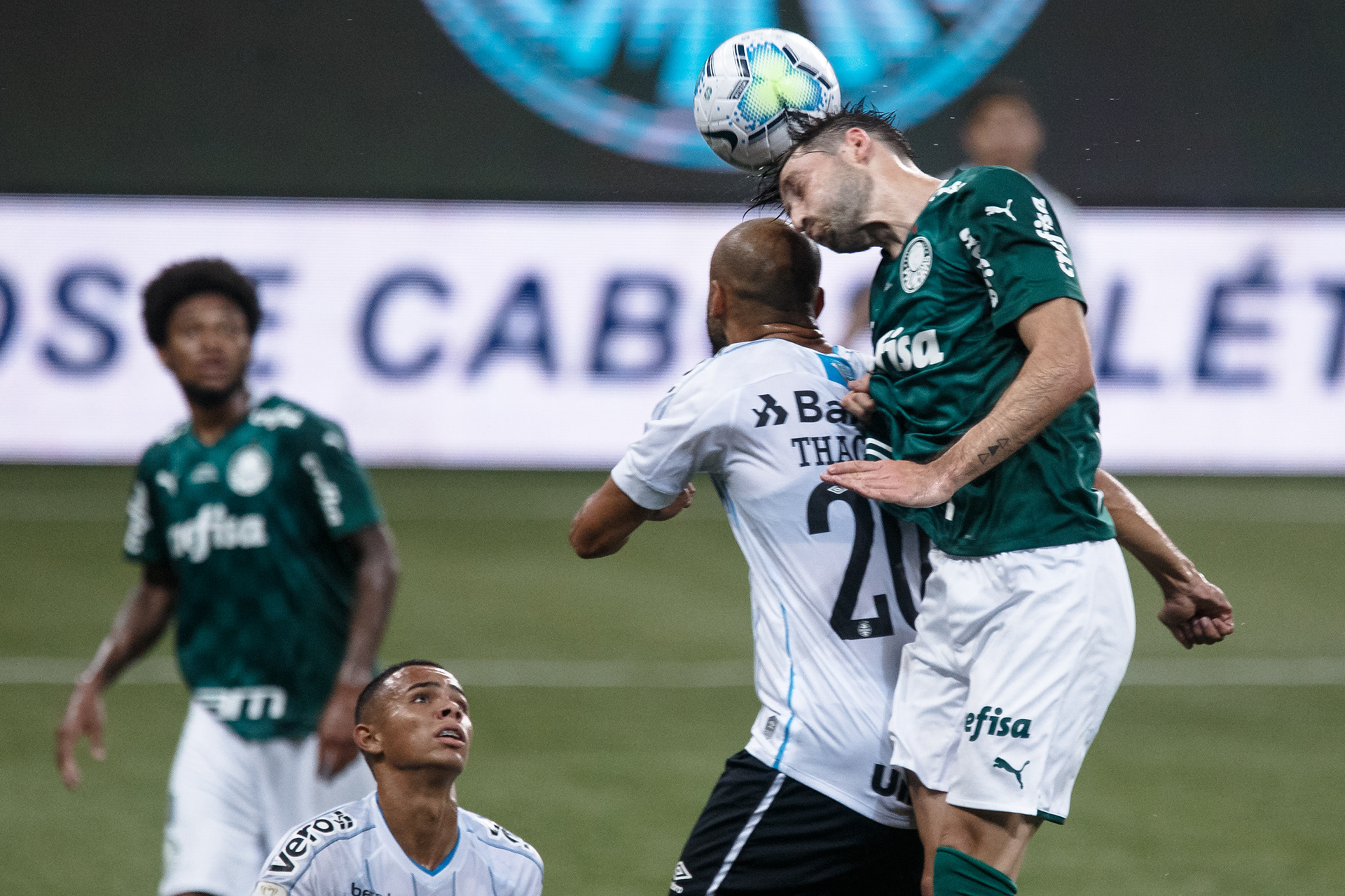 Viña, jogador do Palmeiras, disputa lance com Thaciano, jogador do Grêmio, durante Final da Copa do Brasil 2020.