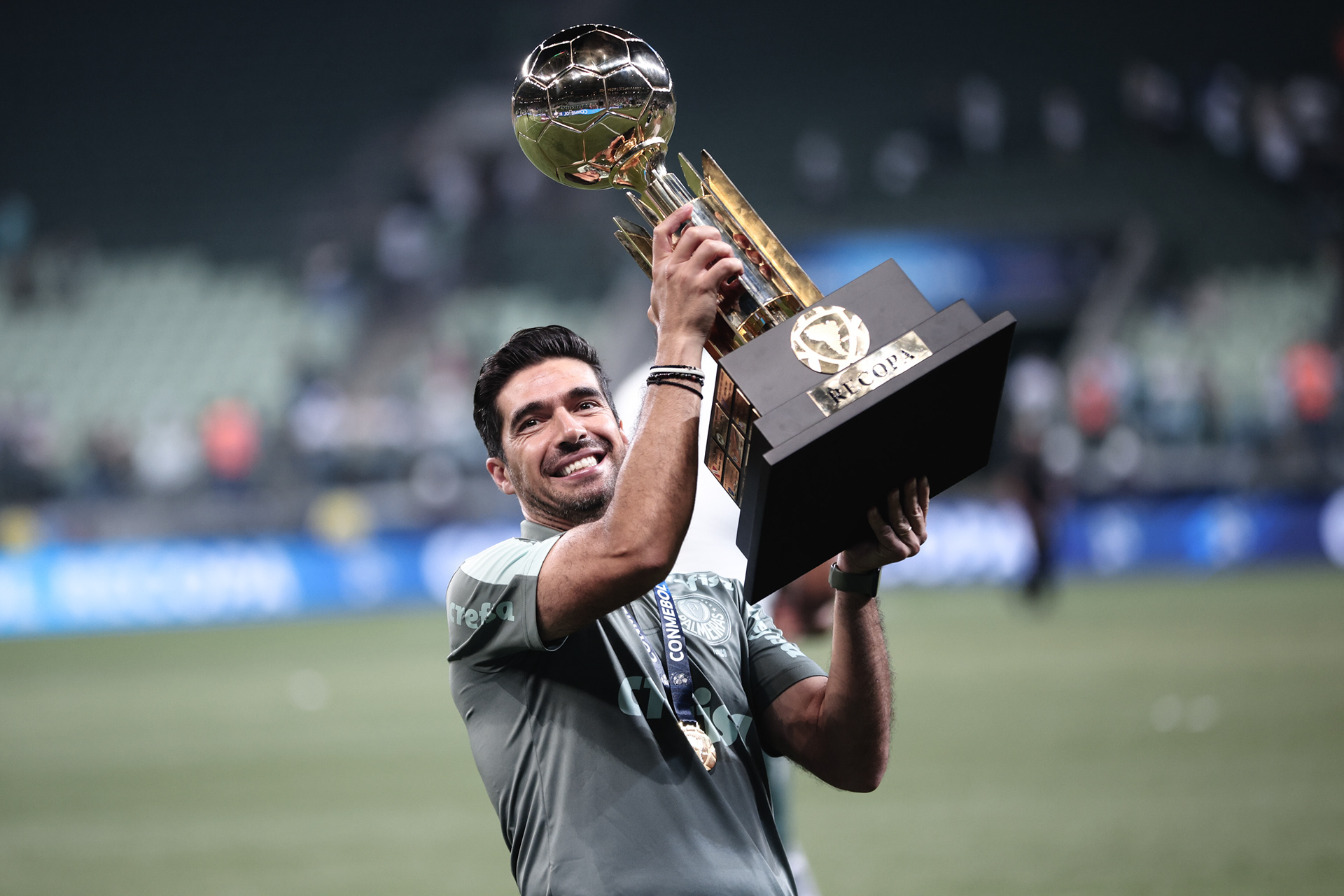 02 March 2022 - Abel Ferreira, técnico do Palmeiras, ergue a taça da RECOPA Sul-Americana.