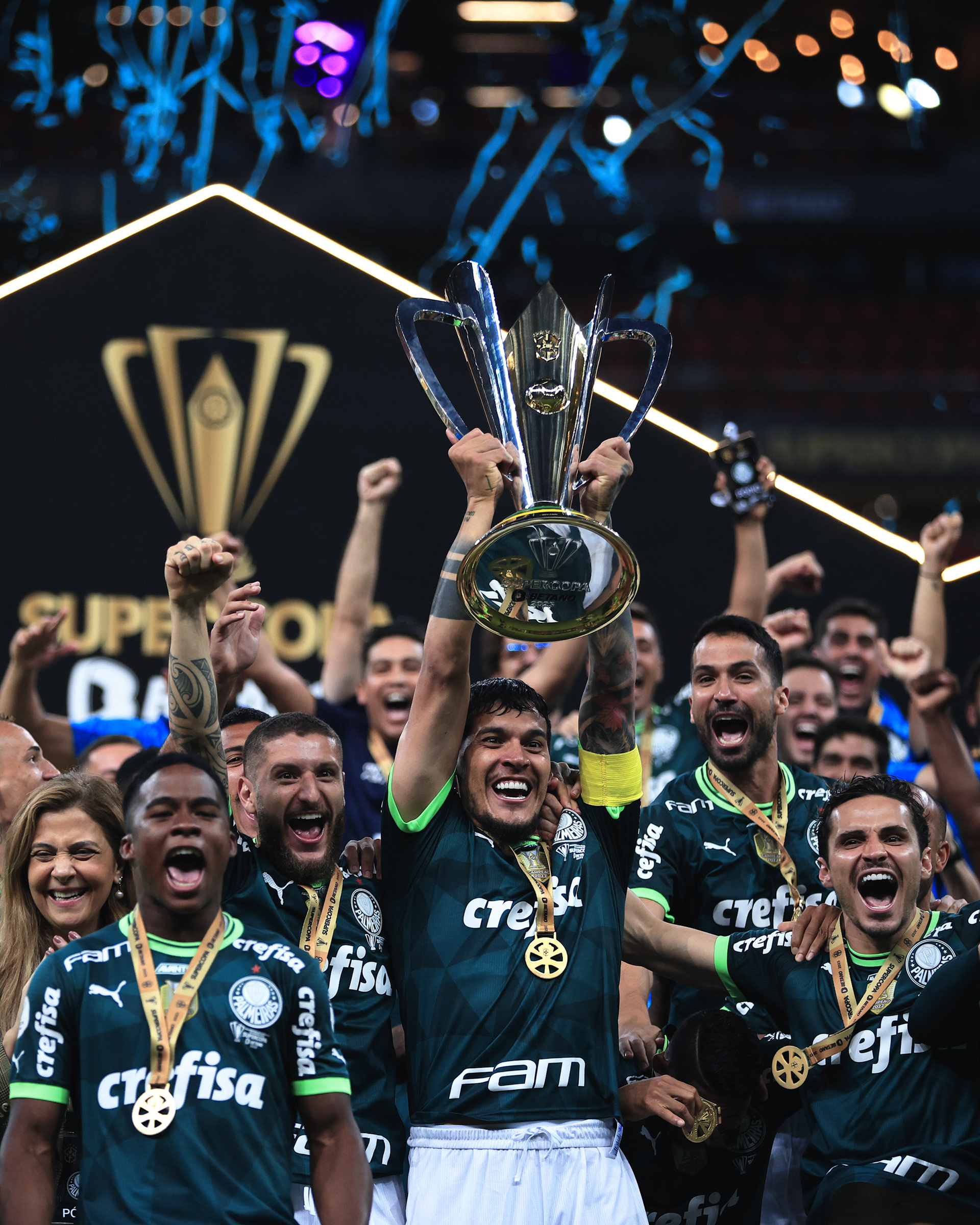 28 January 2023 - Gustavo Gómez capitão do Palmeiras levanta taça de campeão após vitória sobre o Flamengo na Supercopa.