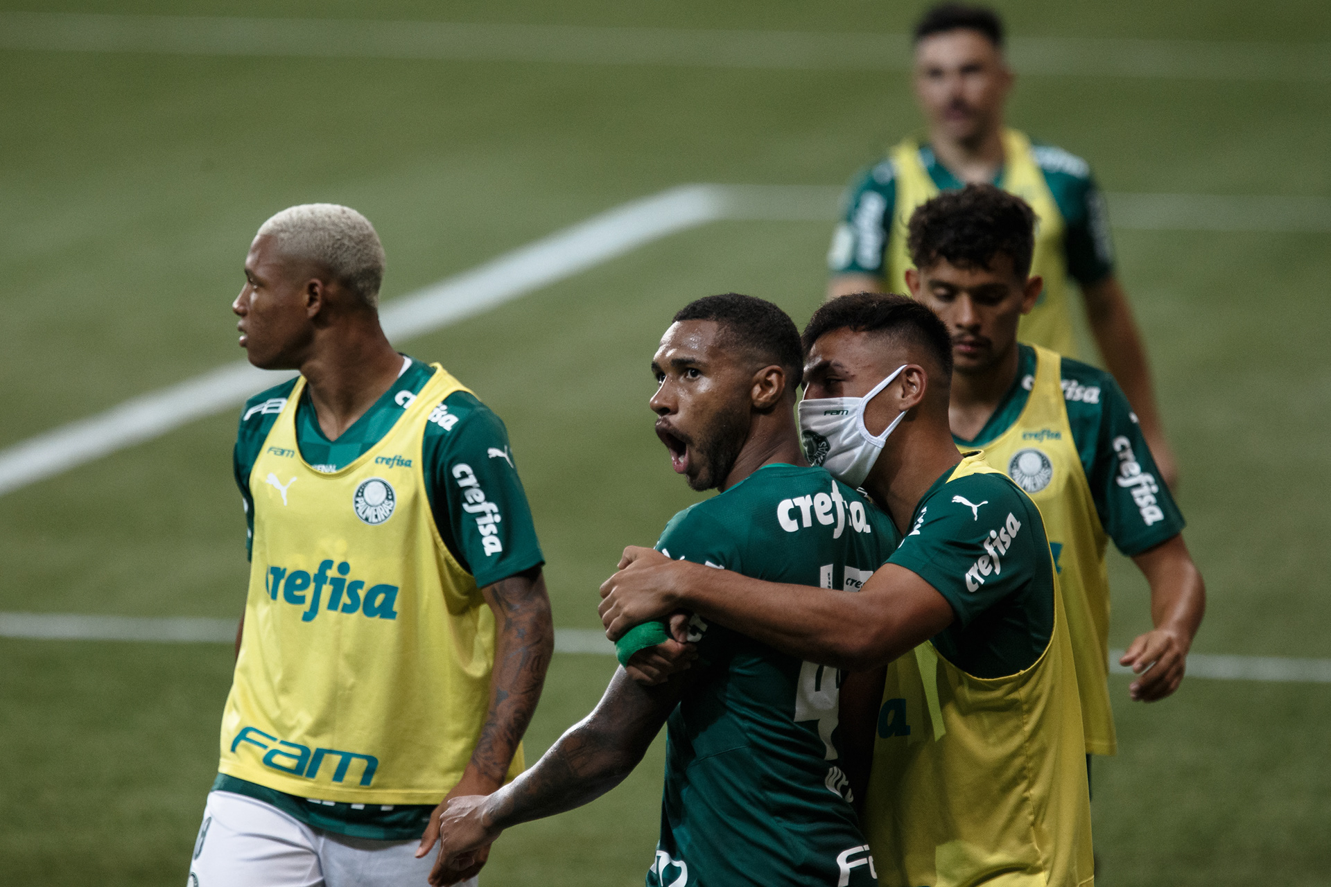 Wesley, jogador do Palmeiras comemora seu gol com seus companheiros de equipe durante final da Copa do Brasil 2020