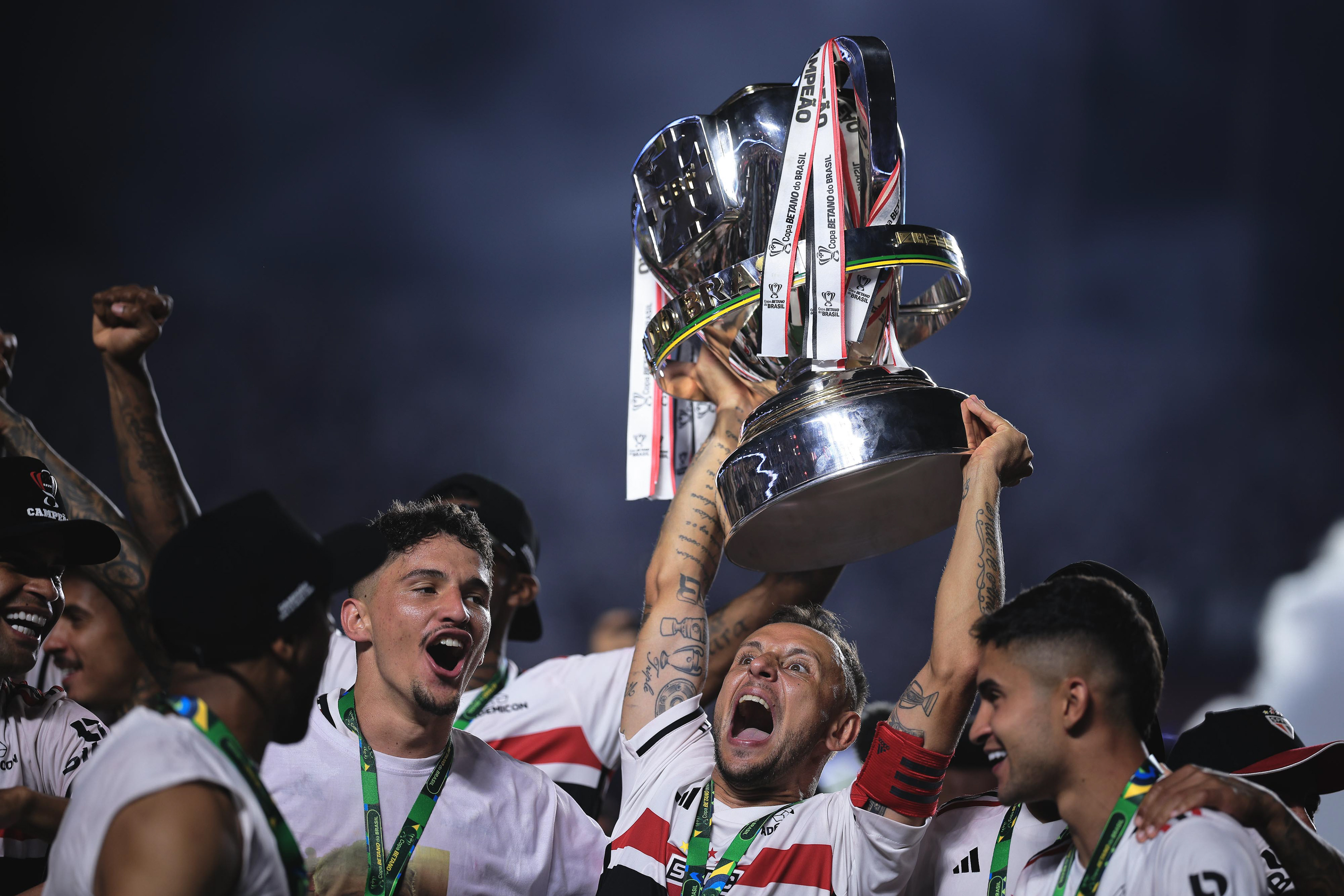 24 September 2023 - Rafinha capitão do São Paulo levanta taça de campeão da Copa do Brasil.