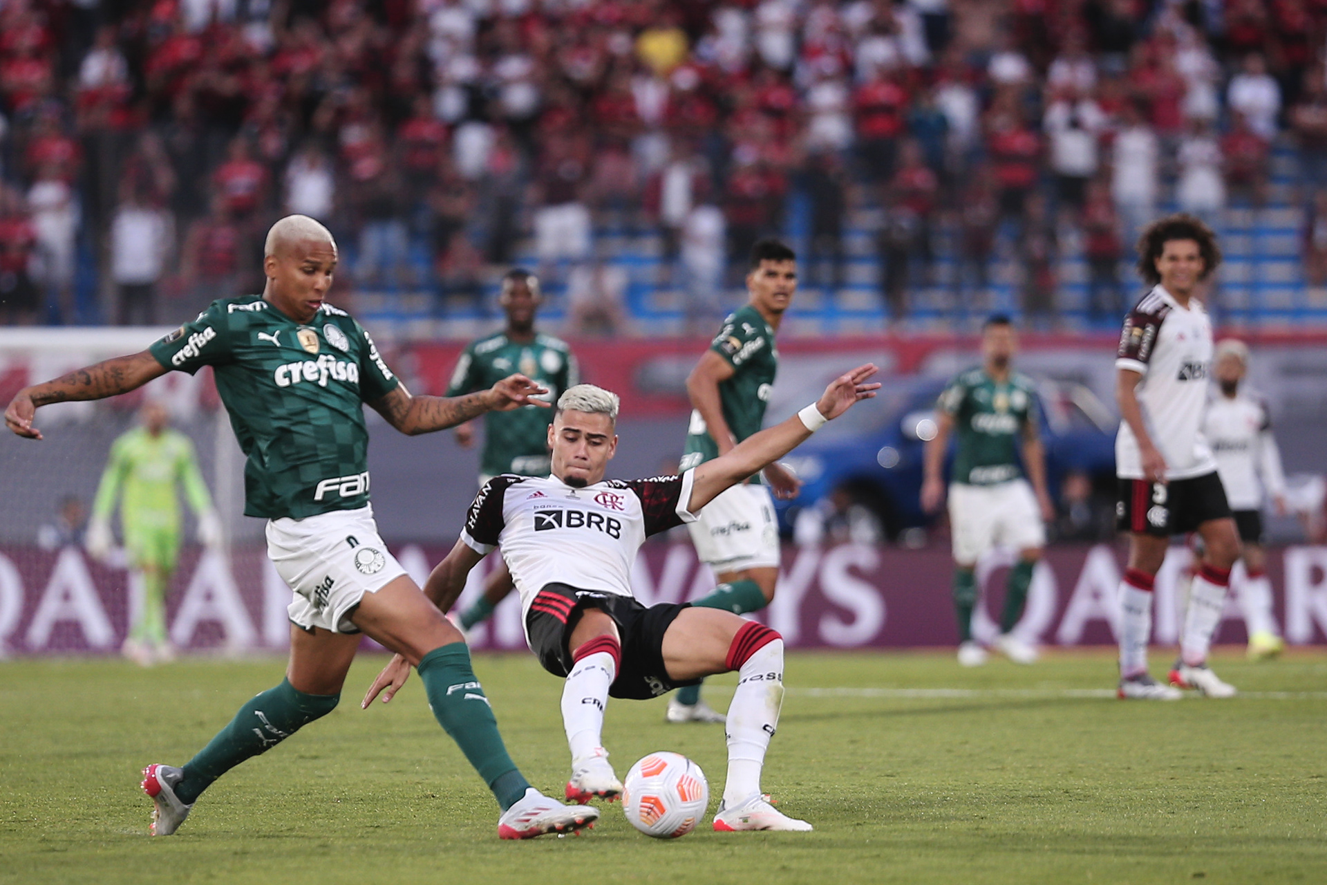 27 November 2021 - Deyverson jogador do Palmeiras rouba bola de Andreas jogador do Flamengo, para marcar o gol do título na Final da Copa Libertadores.
