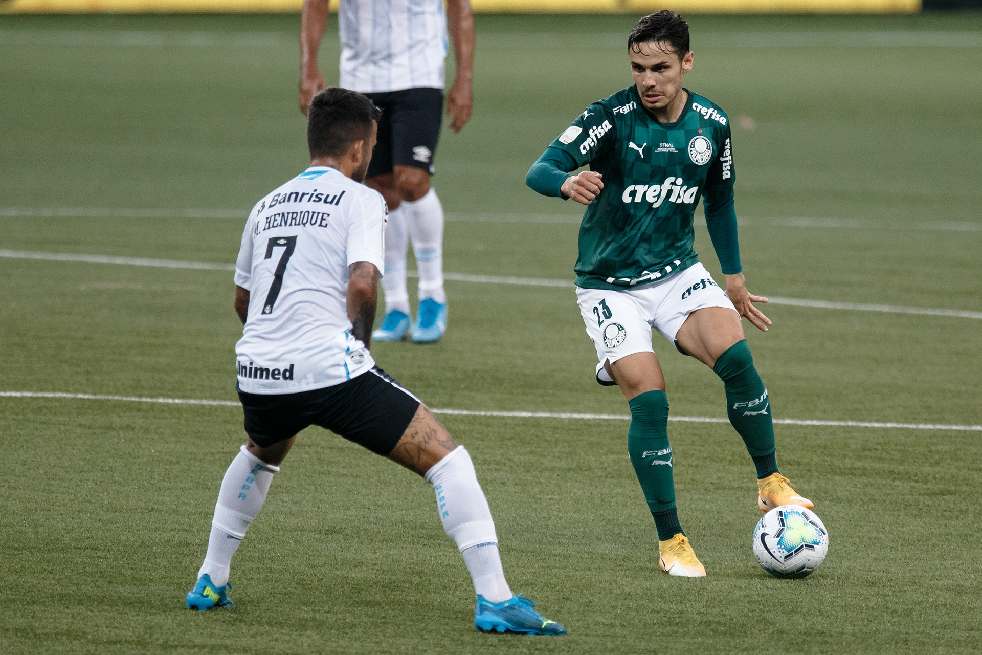 Raphael Veiga, jogador do Palmeiras, disputa lance com M. Henrique jogador do Grêmio durante Final da Copa do Brasil 2020.