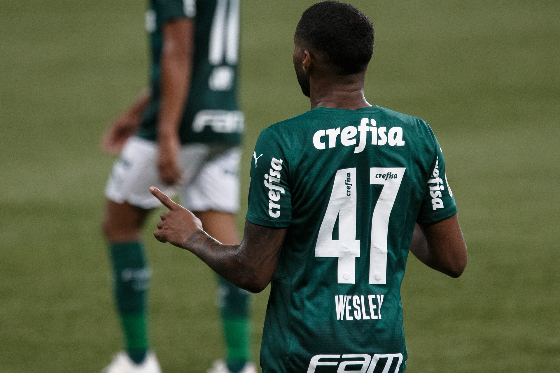 Wesley, jogador do Palmeiras comemora seu gol com seus companheiros de equipe durante final da Copa do Brasil 2020
