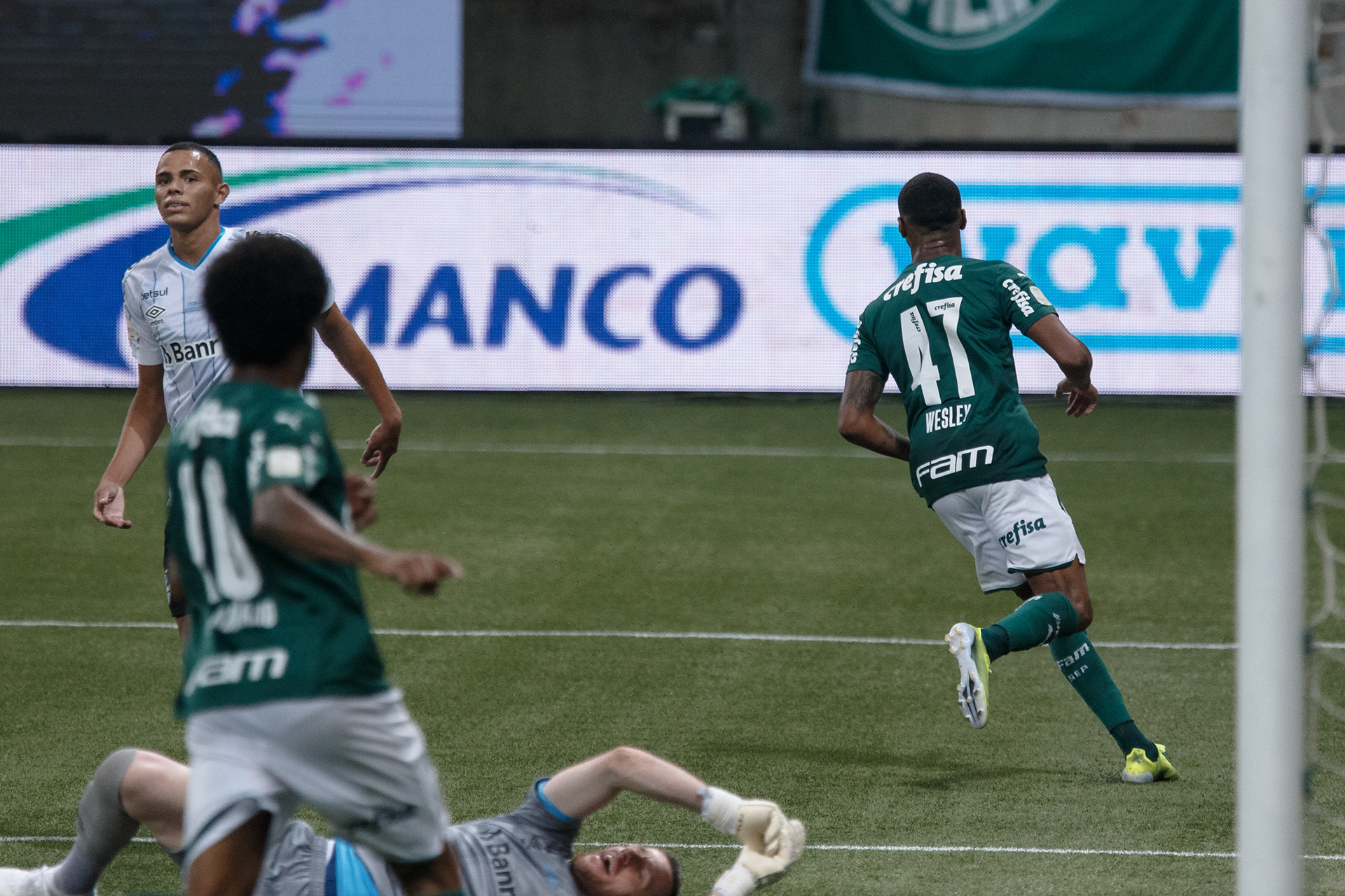 Wesley, jogador do Palmeiras comemora seu gol com seus companheiros de equipe durante final da Copa do Brasil 2020