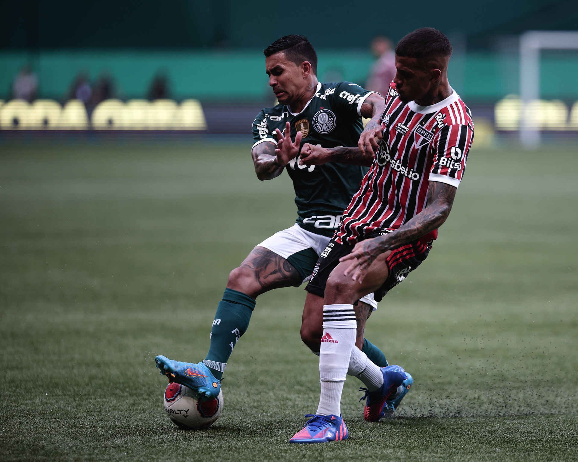 03 April 2022 - Dudu jogador do Palmeiras disputa lance com Diego Costa jogador do São Paulo durante segunda jogo da Final do Campeonato Paulista 2022.