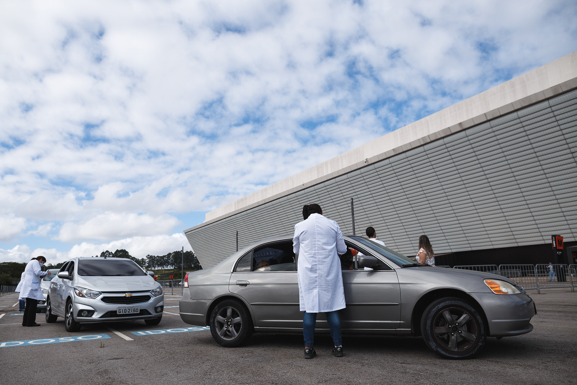 February 2021, fila de carros na Neo-Química Arena para vacinação em esquema de Drive-Thru