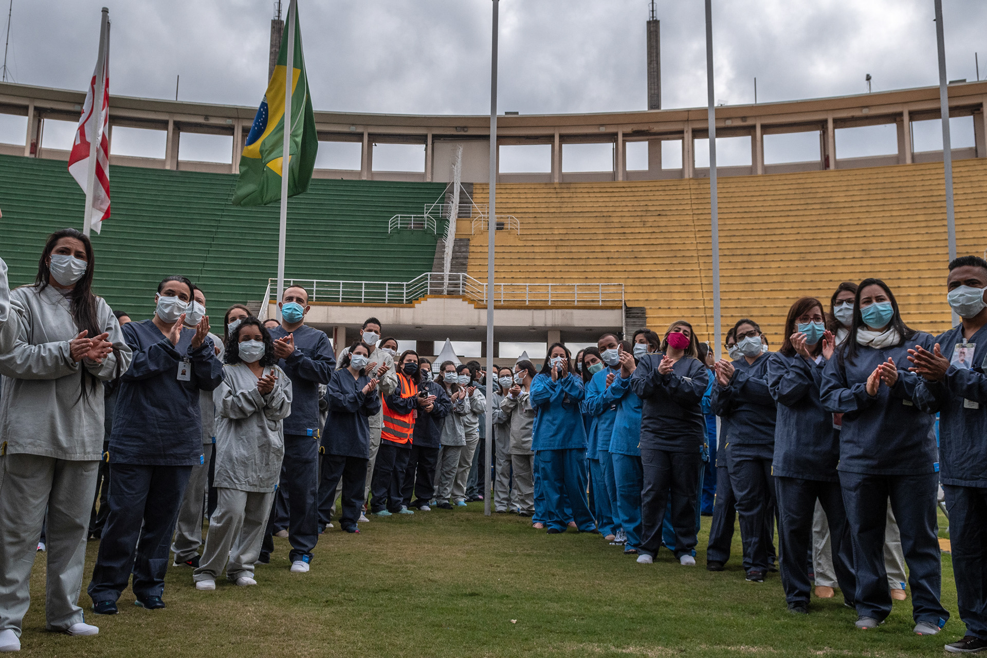 June 2020, funcionários de Saúde prestam homenagem durante o encerramento das atividades do Hospital de Campanha do Pacaembu