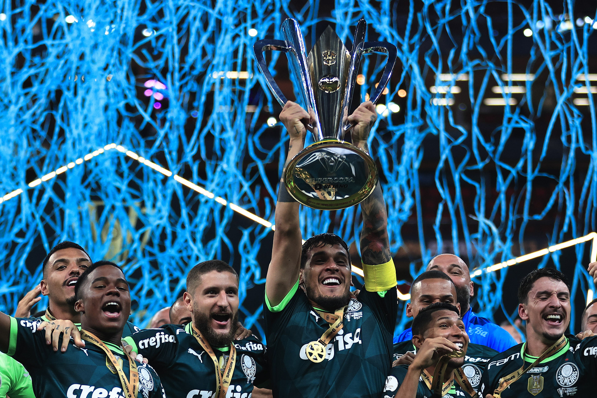 28 January 2023 - Gustavo Gómez capitão do Palmeiras levanta taça de campeão após vitória sobre o Flamengo na Supercopa.