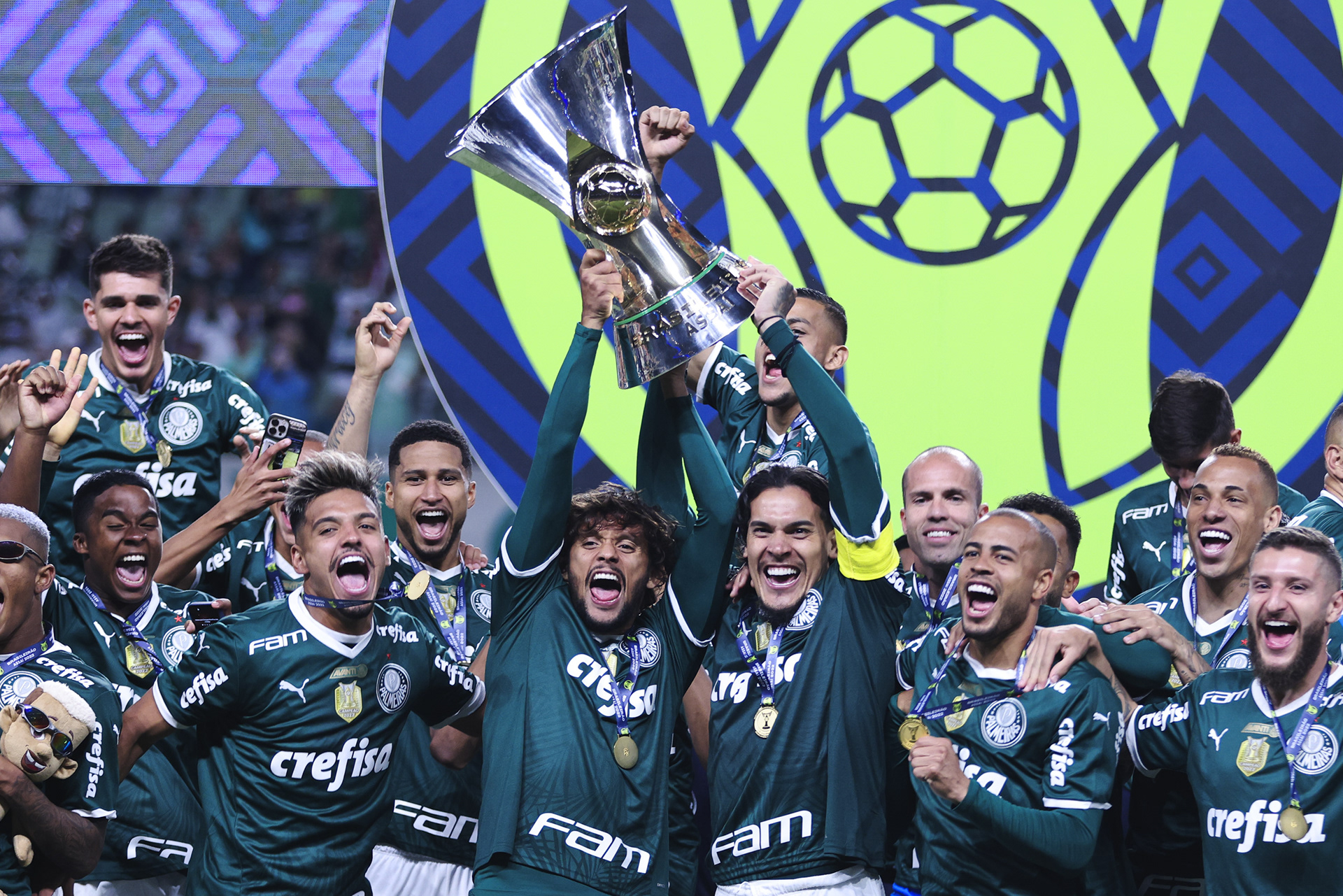 09 November 2023 - Gustavo Gómez capitão do Palmeiras e Gustavo Scarpa jogador do Palmeiras erguem a taça de Campeão do campeonato Brasileiro série A.