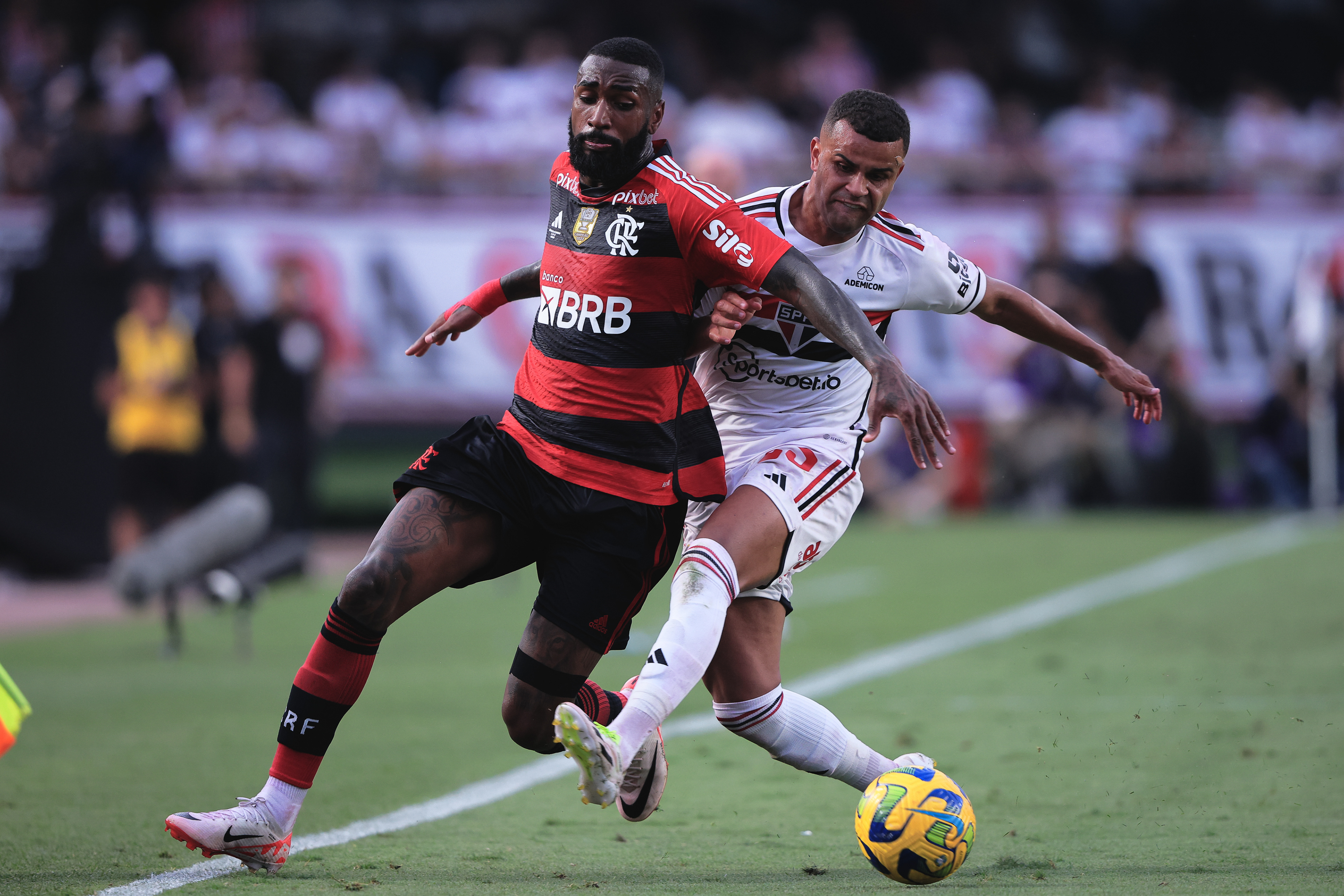 24 September 2023 - Alisson jogador do São Paulo disputa lance com Gerson jogador do Flamengo durante final da Copa do Brasil.