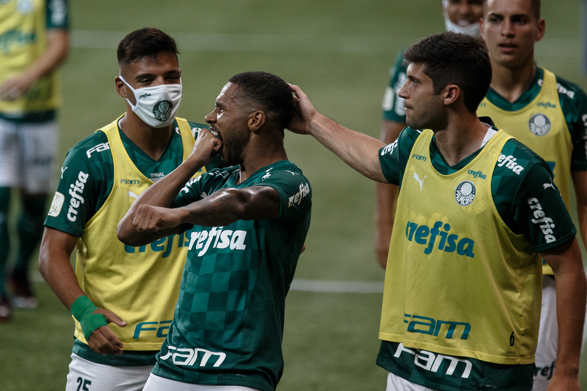 Wesley, jogador do Palmeiras comemora seu gol com seus companheiros de equipe durante final da Copa do Brasil 2020