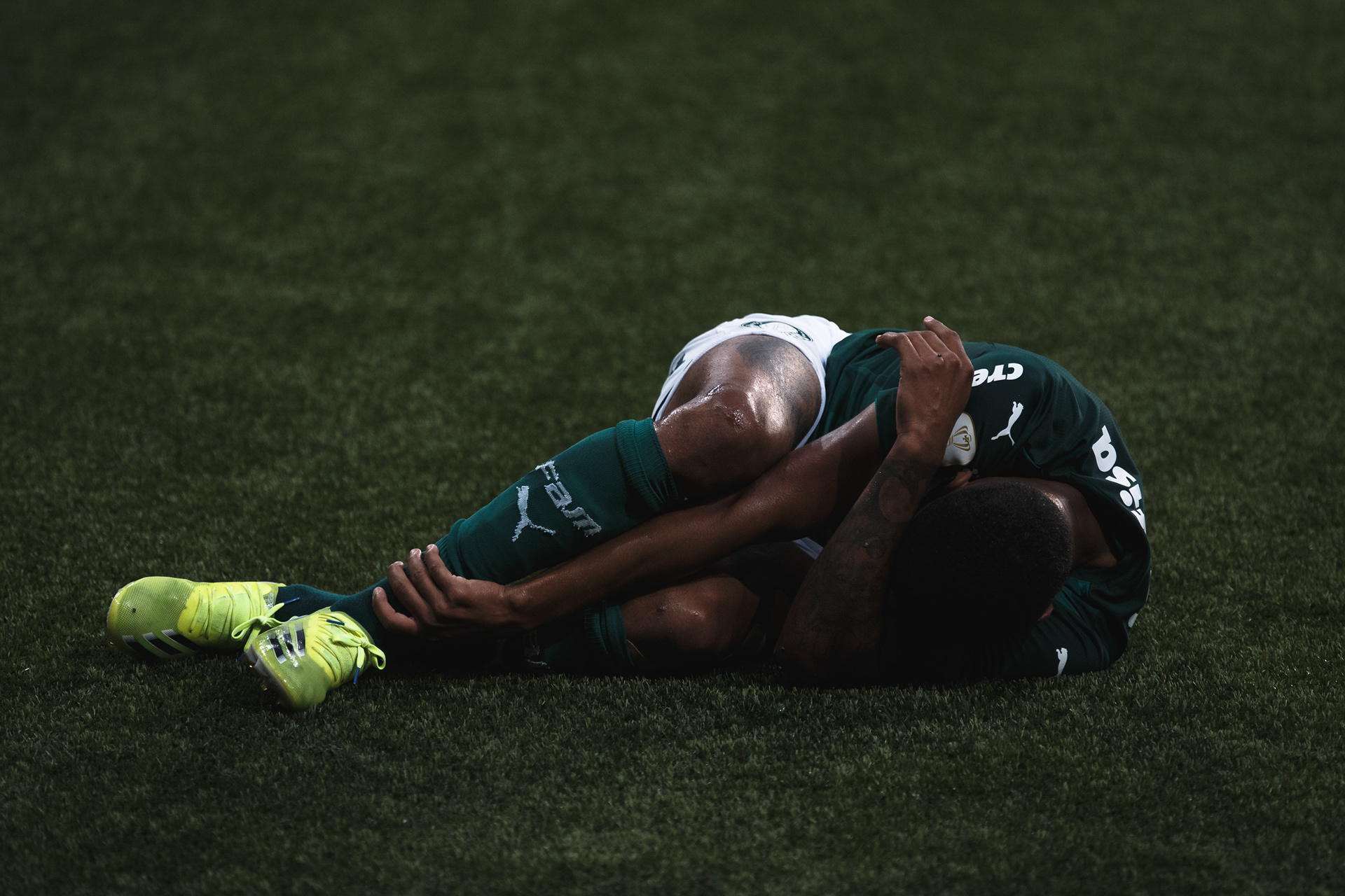 Wesley, jogador do Palmeiras, após sofrer falta durante final da Copa do Brasil 2020